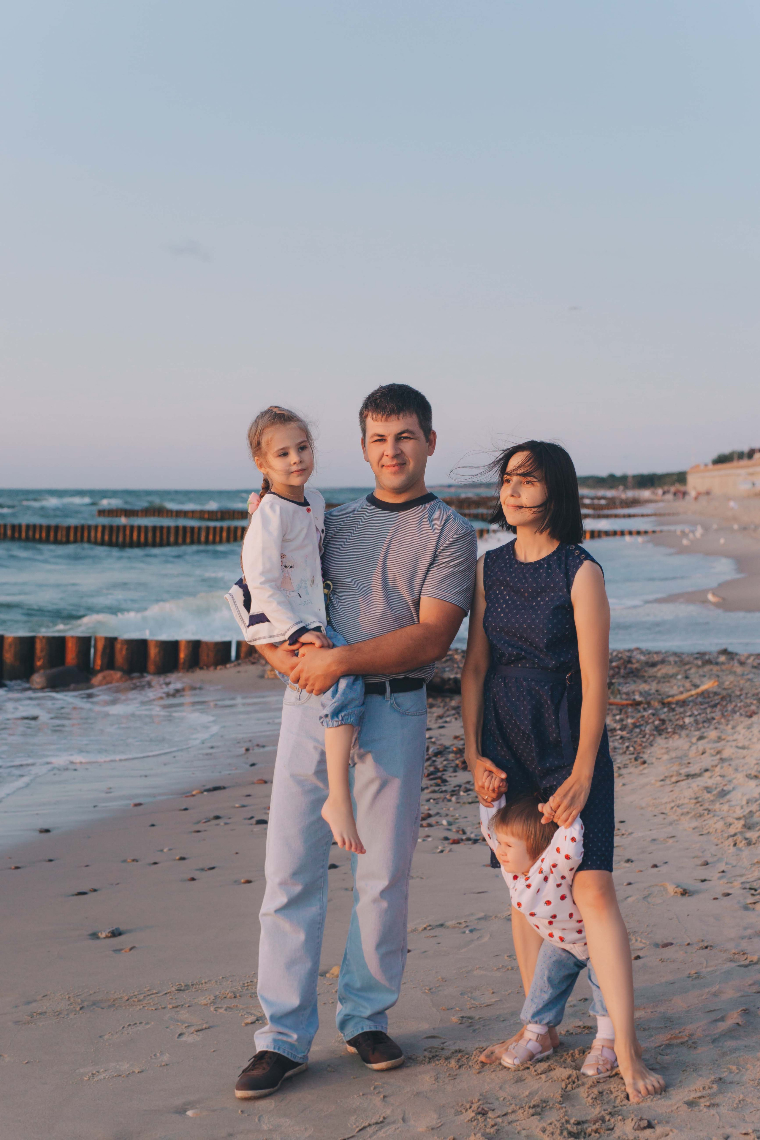 Ирина с семьёй на закате Балтики. Фотограф Зеленоградск Красильникова Елена
