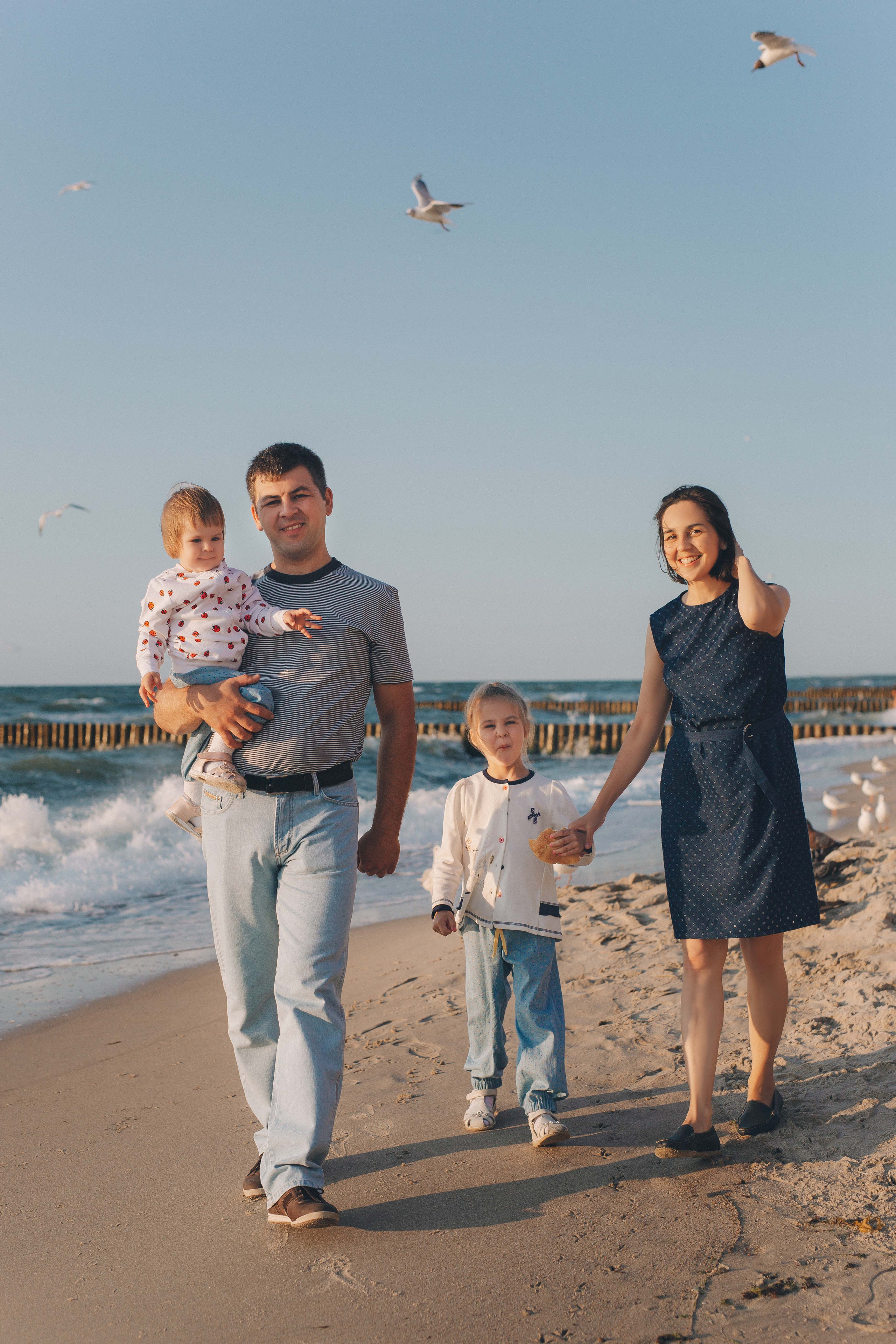 Ирина с семьёй на закате Балтики. Фотограф Зеленоградск Красильникова Елена