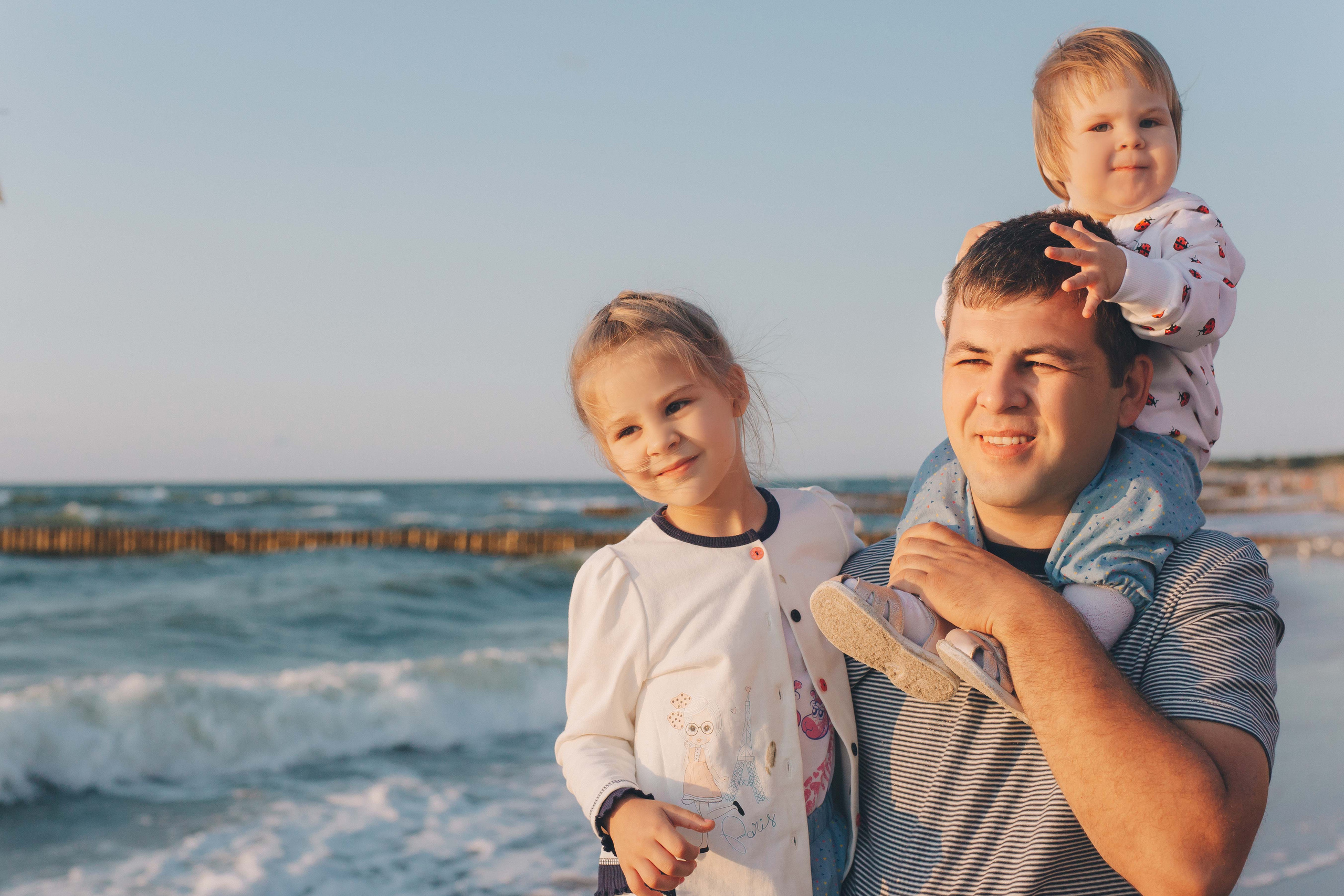 Ирина с семьёй на закате Балтики. Фотограф Зеленоградск Красильникова Елена