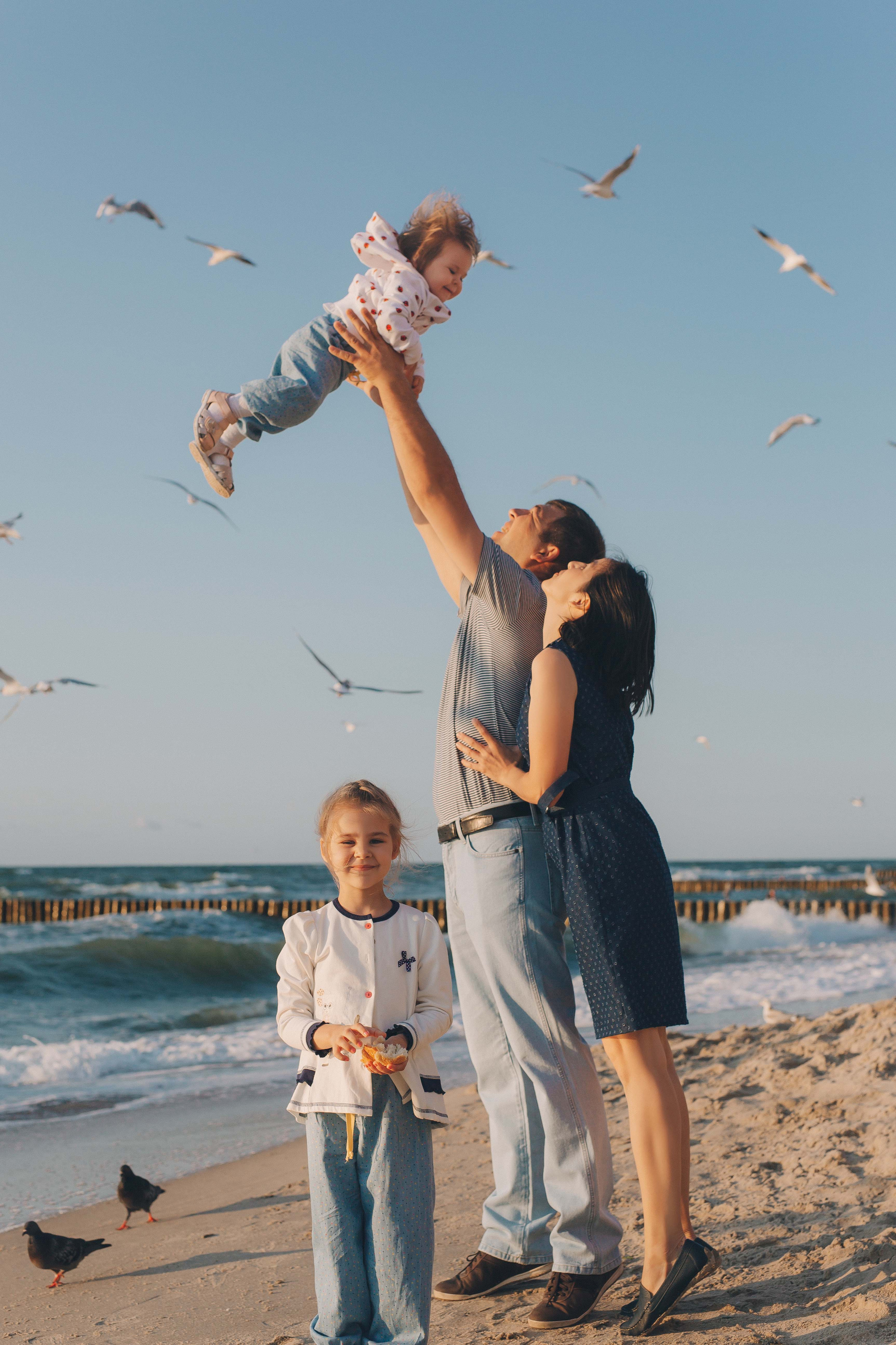 Ирина с семьёй на закате Балтики. Фотограф Зеленоградск Красильникова Елена