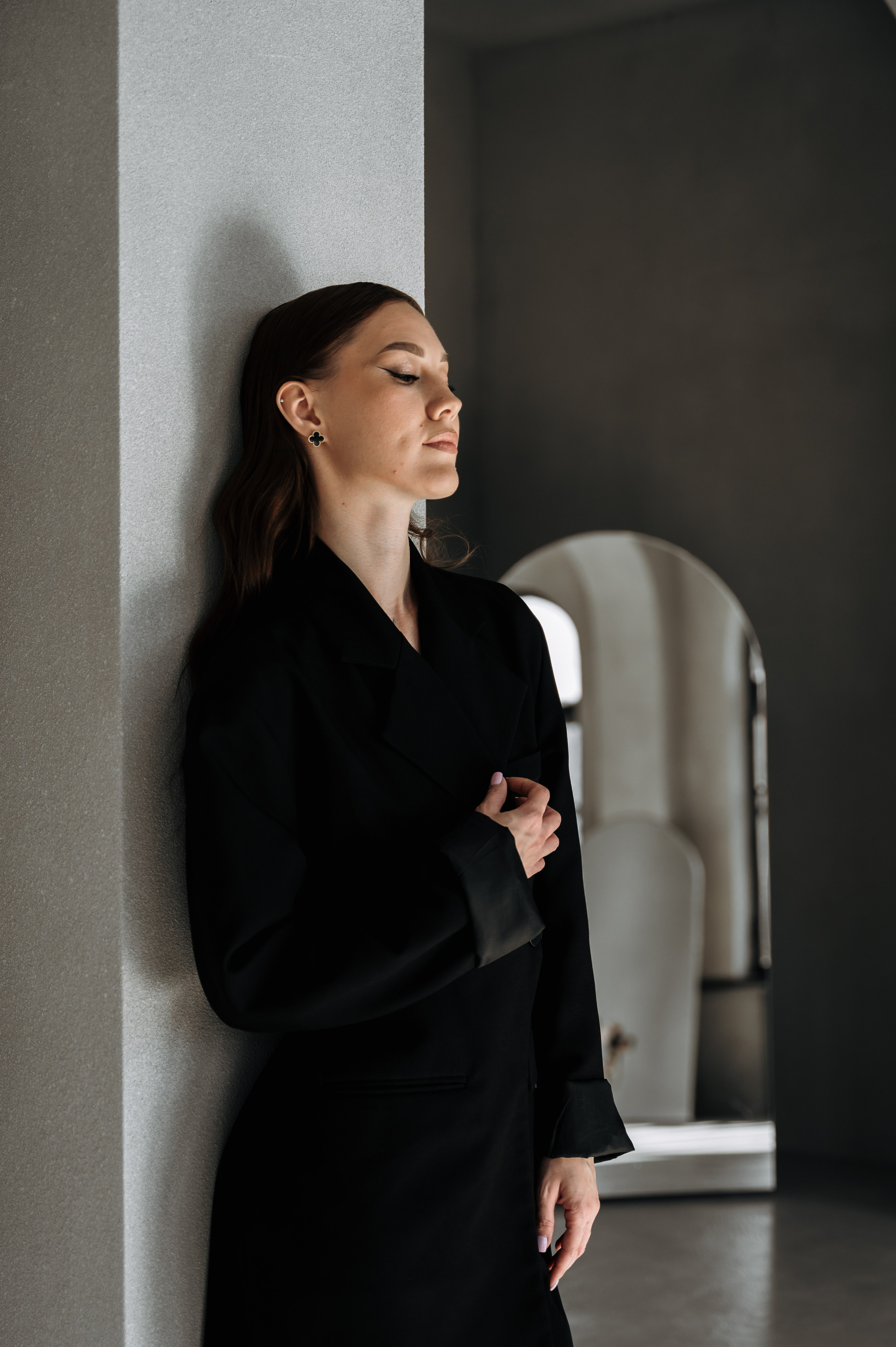 Настя — фотосессия в темной студии с хрустальной люстрой. Портретный и семейный фотограф в Екатеринбурге Мария Чахеева