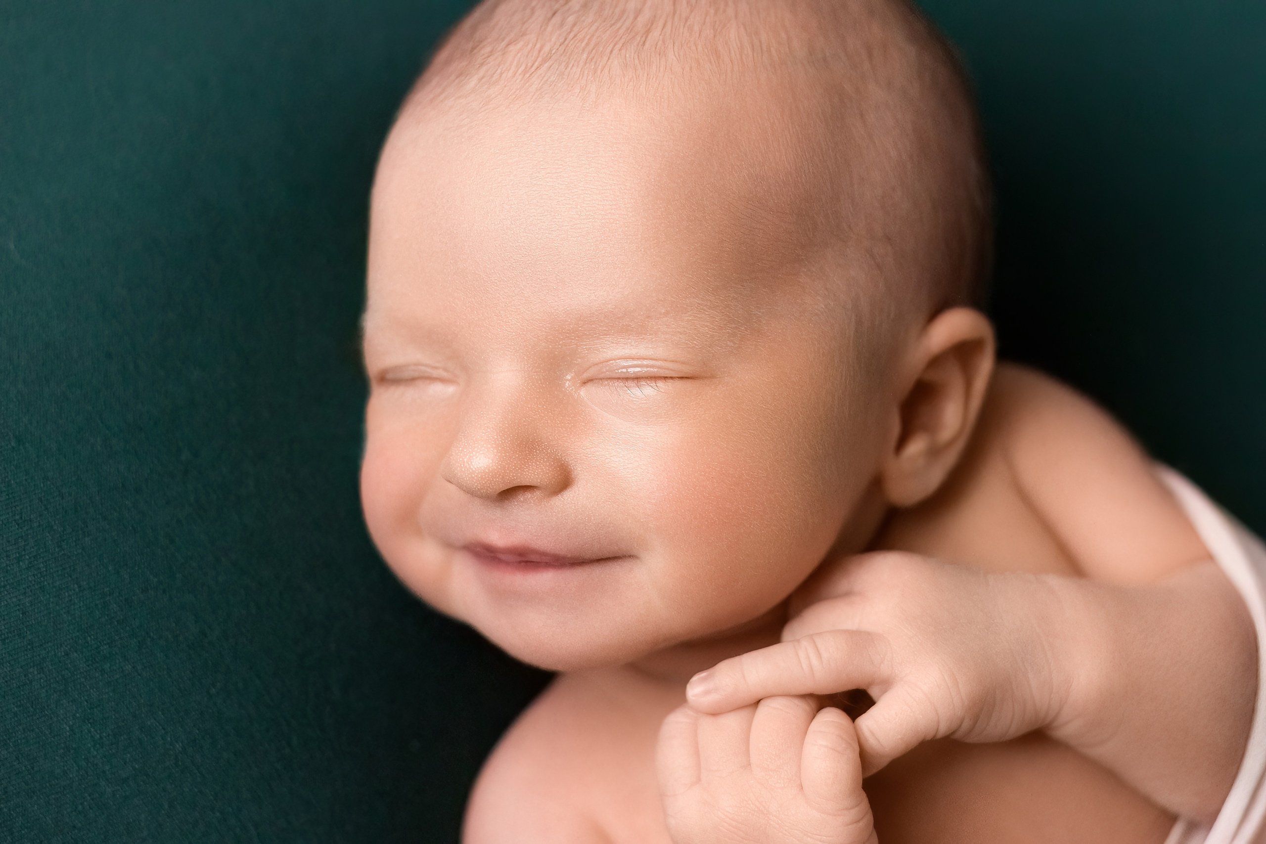 Фотосессия крошечной новорождённой малышки и её родителей