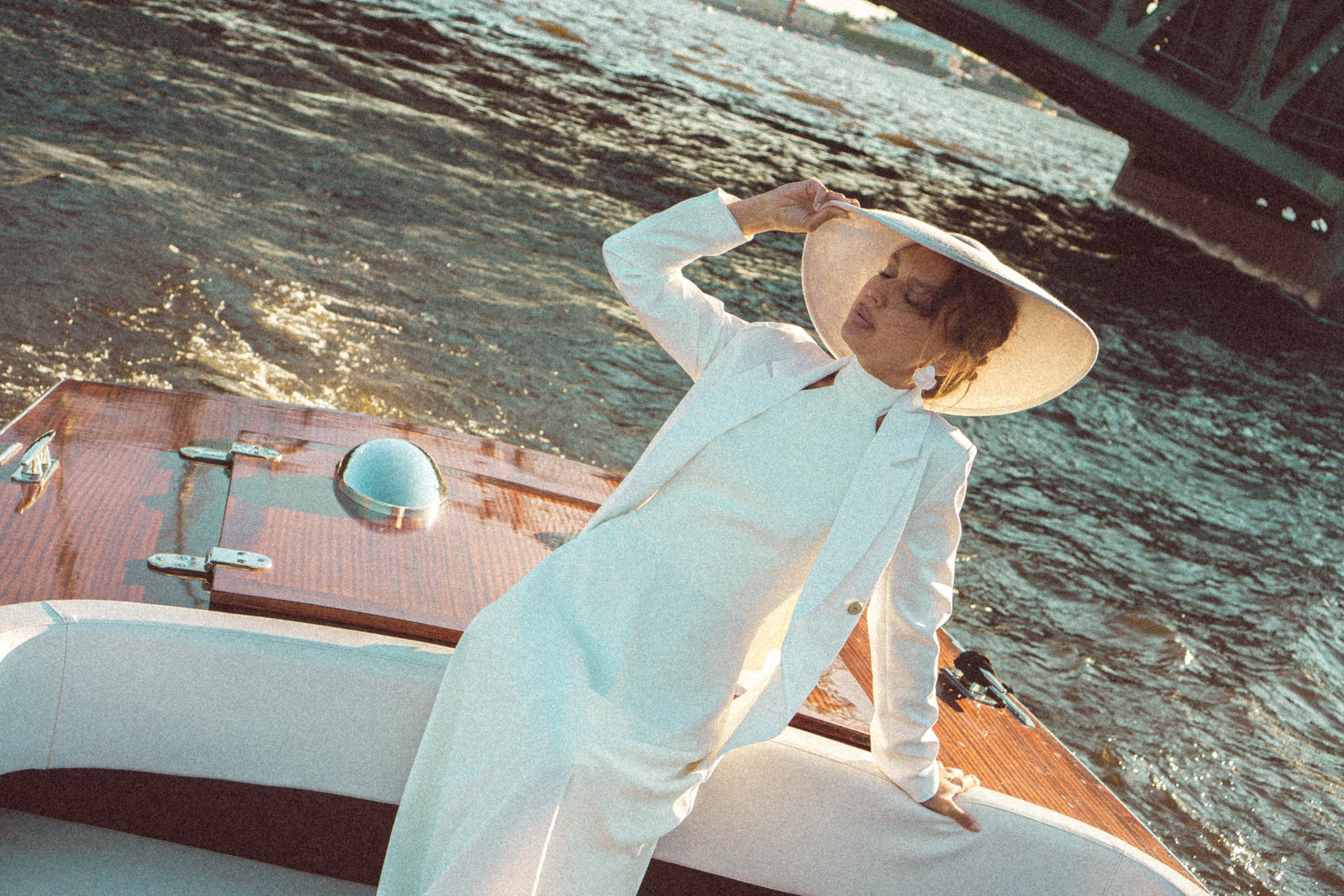 СВАДЕНБНАЯ СЬЕМКА НА КАТЕРЕ ПО КАНАЛАМ САНКТ-ПЕТЕРБУРГА И В АКВАТОРИИ НЕВЫ. Профессиональный фотограф, Санкт-Петербург — Виктория Богомолова