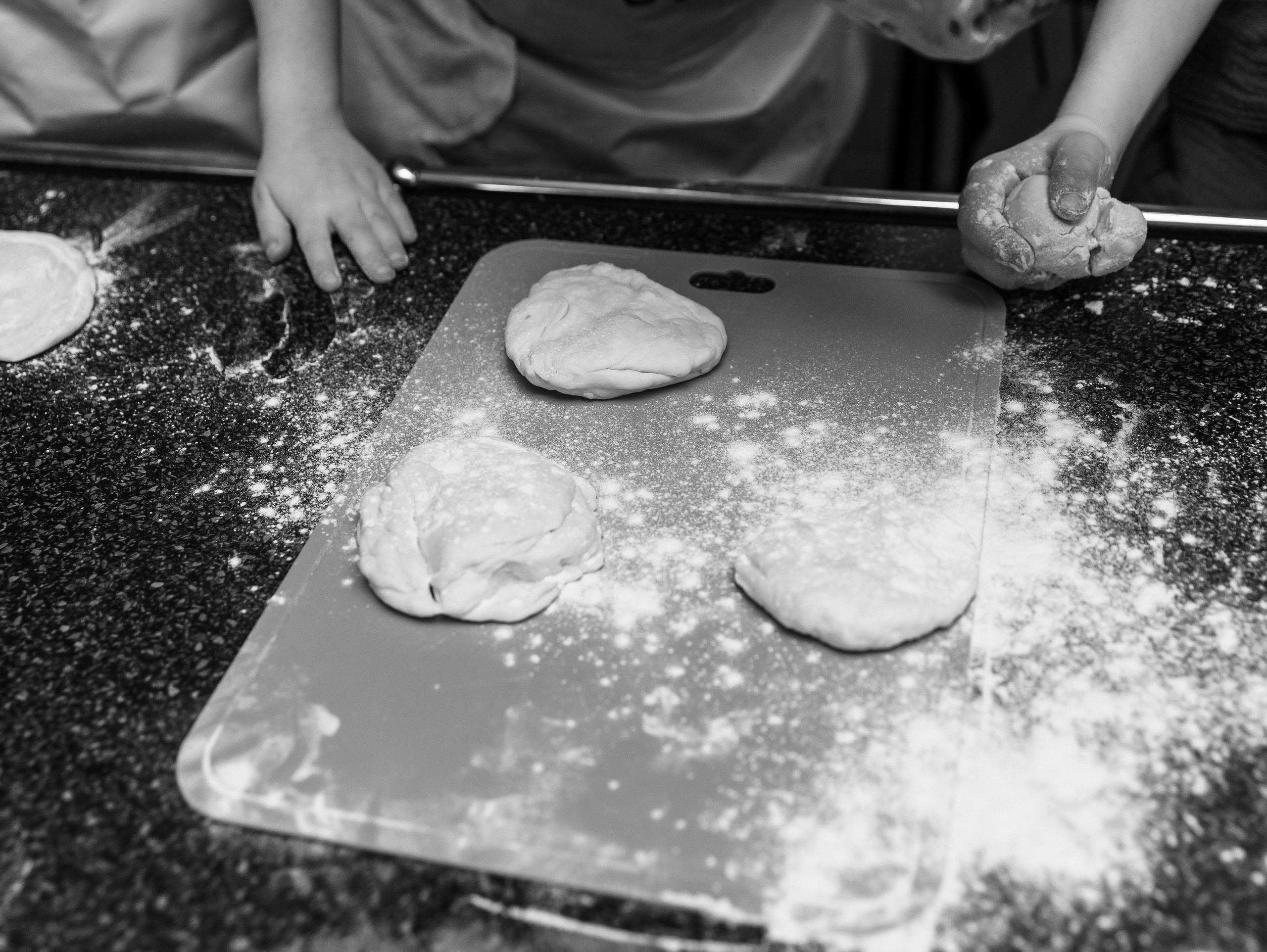 Бабушка и внуки пекут. Фотограф текстиля в Москве Ольга Иванова