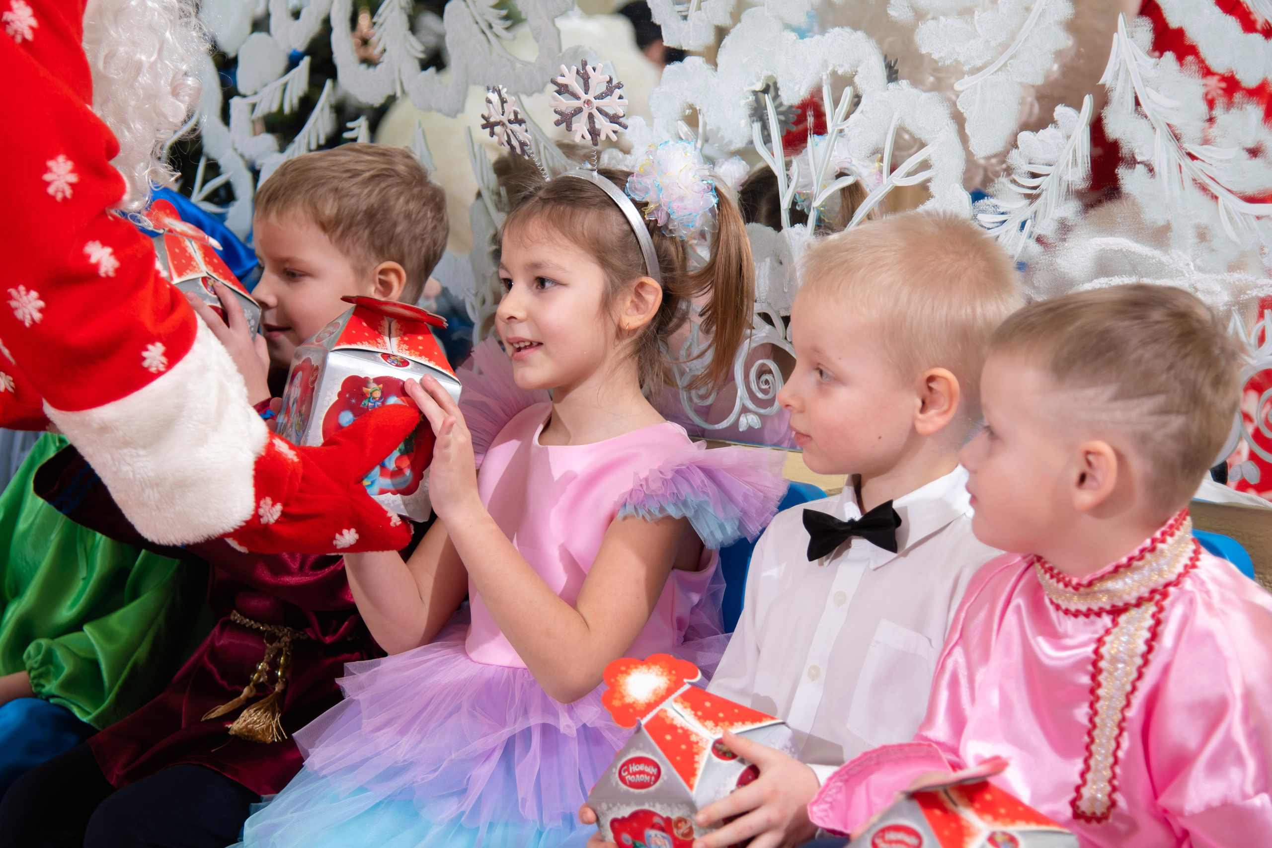 Фотографии с новогоднего утренника в детском саду "Крепыш". Лапшина Юлия — школьный фотограф в Нижнем Новгороде. Выпускные альбомы