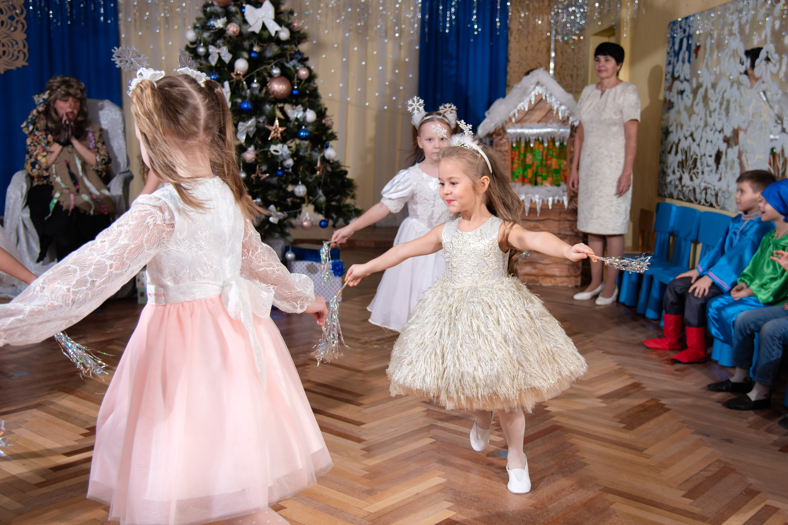 Фотографии с новогоднего утренника в детском саду "Крепыш". Лапшина Юлия — школьный фотограф в Нижнем Новгороде. Выпускные альбомы
