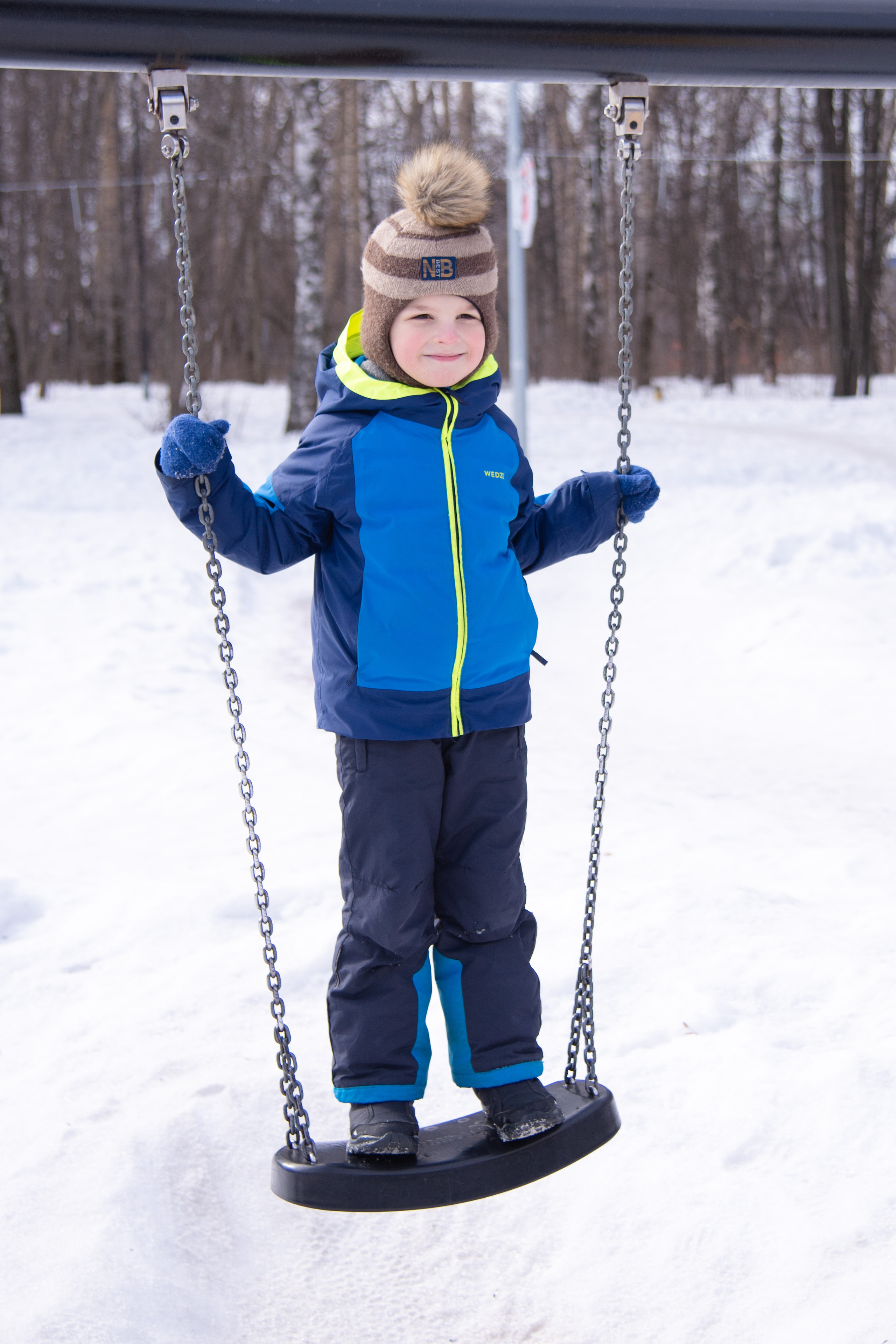 Мальчик на качелях в парке Дубки