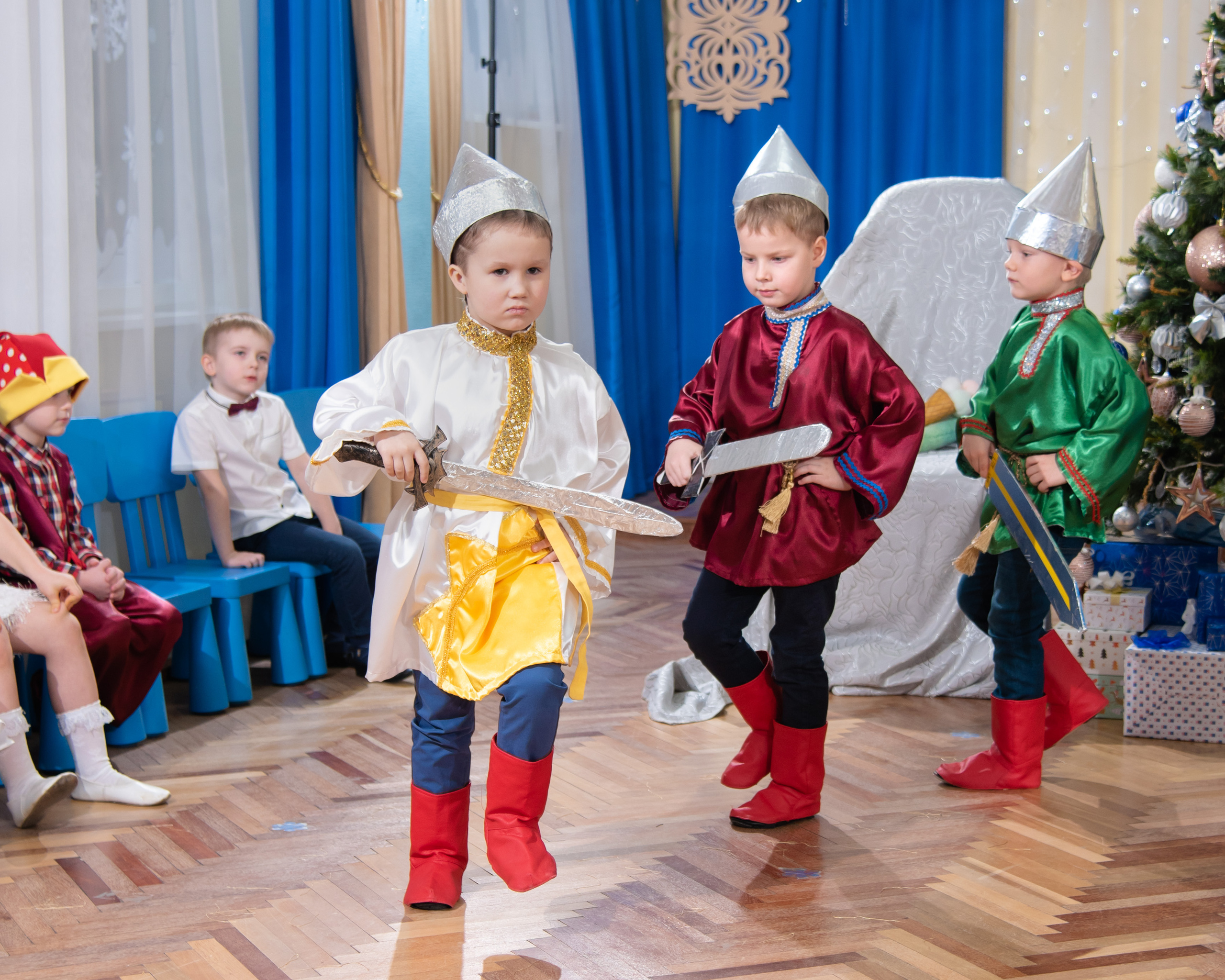 Фотографии с новогоднего утренника в детском саду "Крепыш". Лапшина Юлия — школьный фотограф в Нижнем Новгороде. Выпускные альбомы
