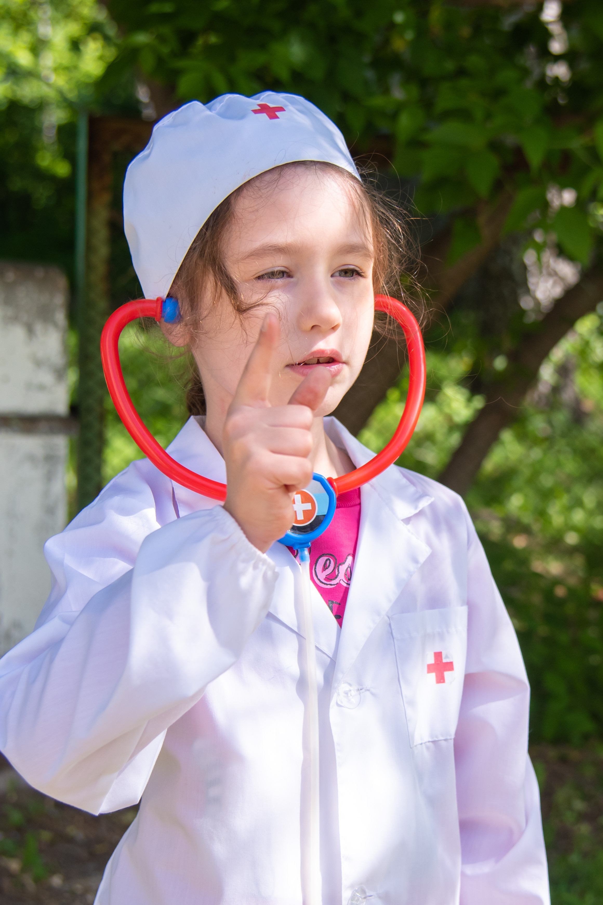 А вам я прописываю лечение и постельный режим. Дети играют в больницу