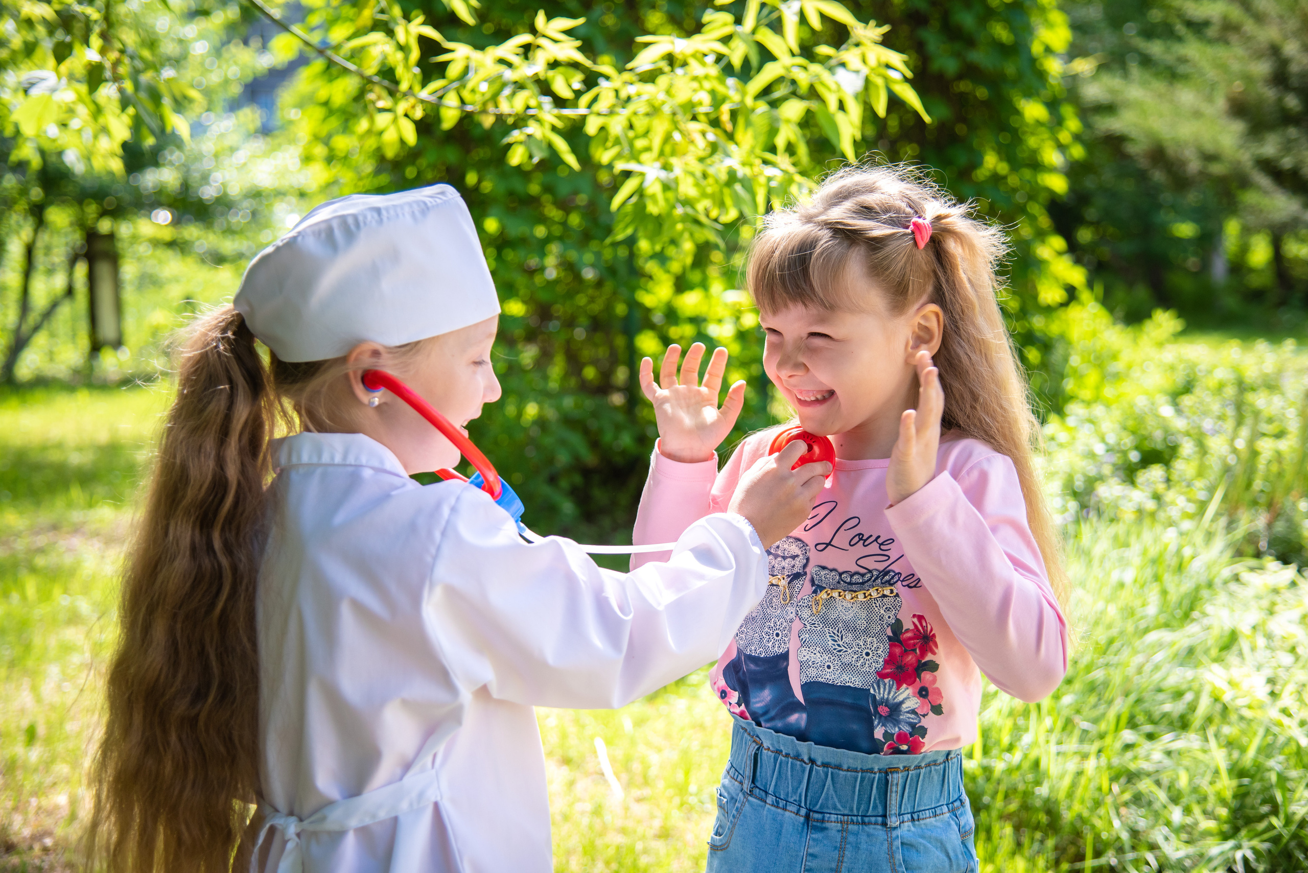 Девочки играют в больницу