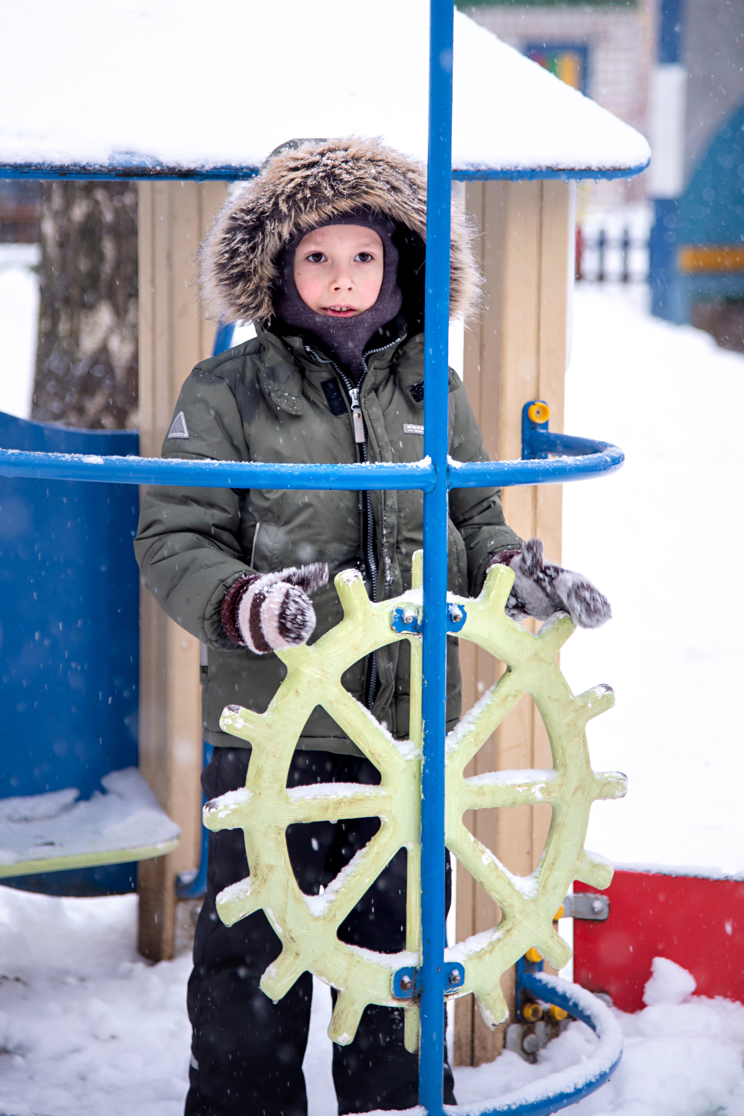 Мальчик за штурвалом корабля на зимней прогулке в детском саду Нижнего Новгорода