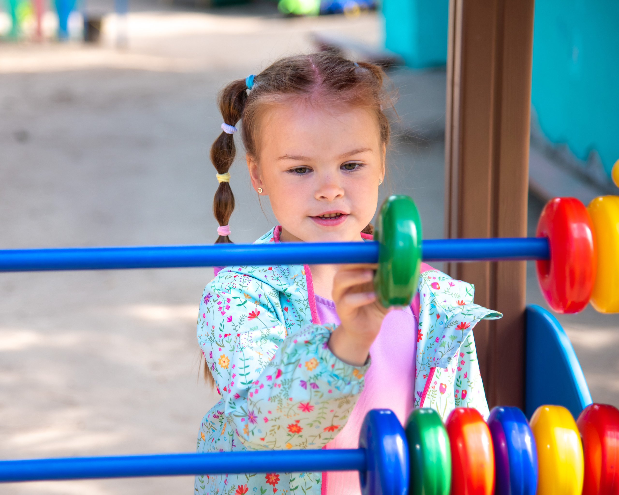 Я считаю до пяти. Девочка на прогулке в детском саду