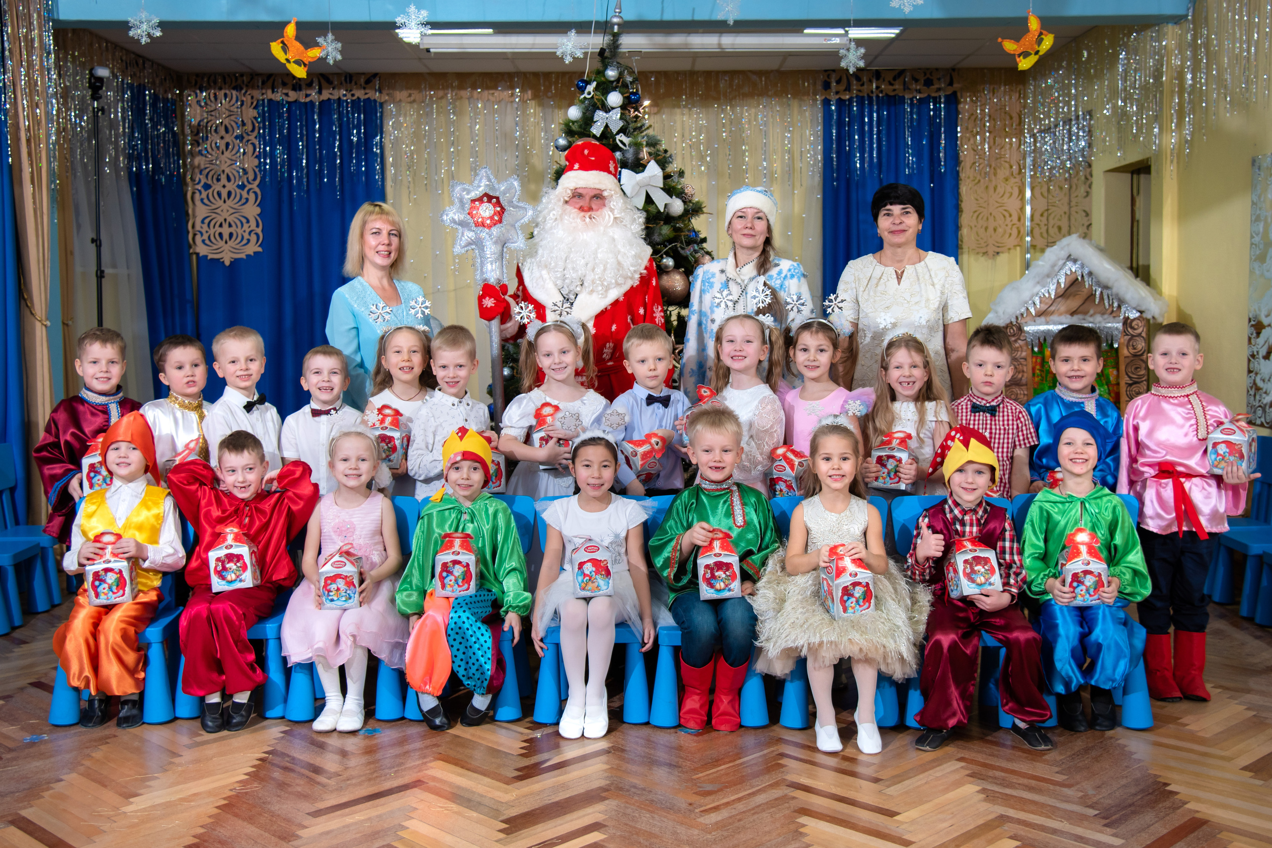 Фотографии с новогоднего утренника в детском саду "Крепыш". Лапшина Юлия — школьный фотограф в Нижнем Новгороде. Выпускные альбомы