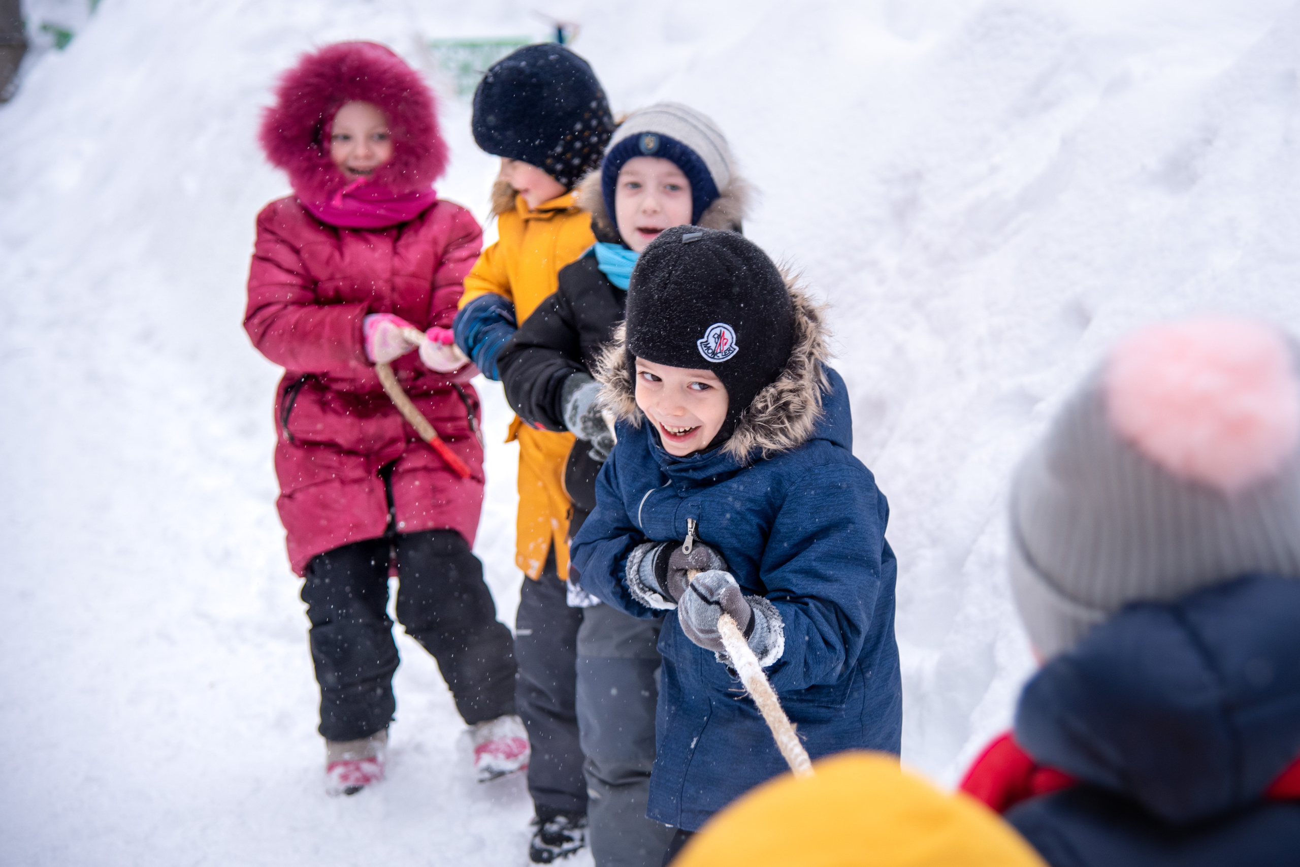Игра на перетягивание каната в детском саду. Зимняя прогулка в детском саду крепыш