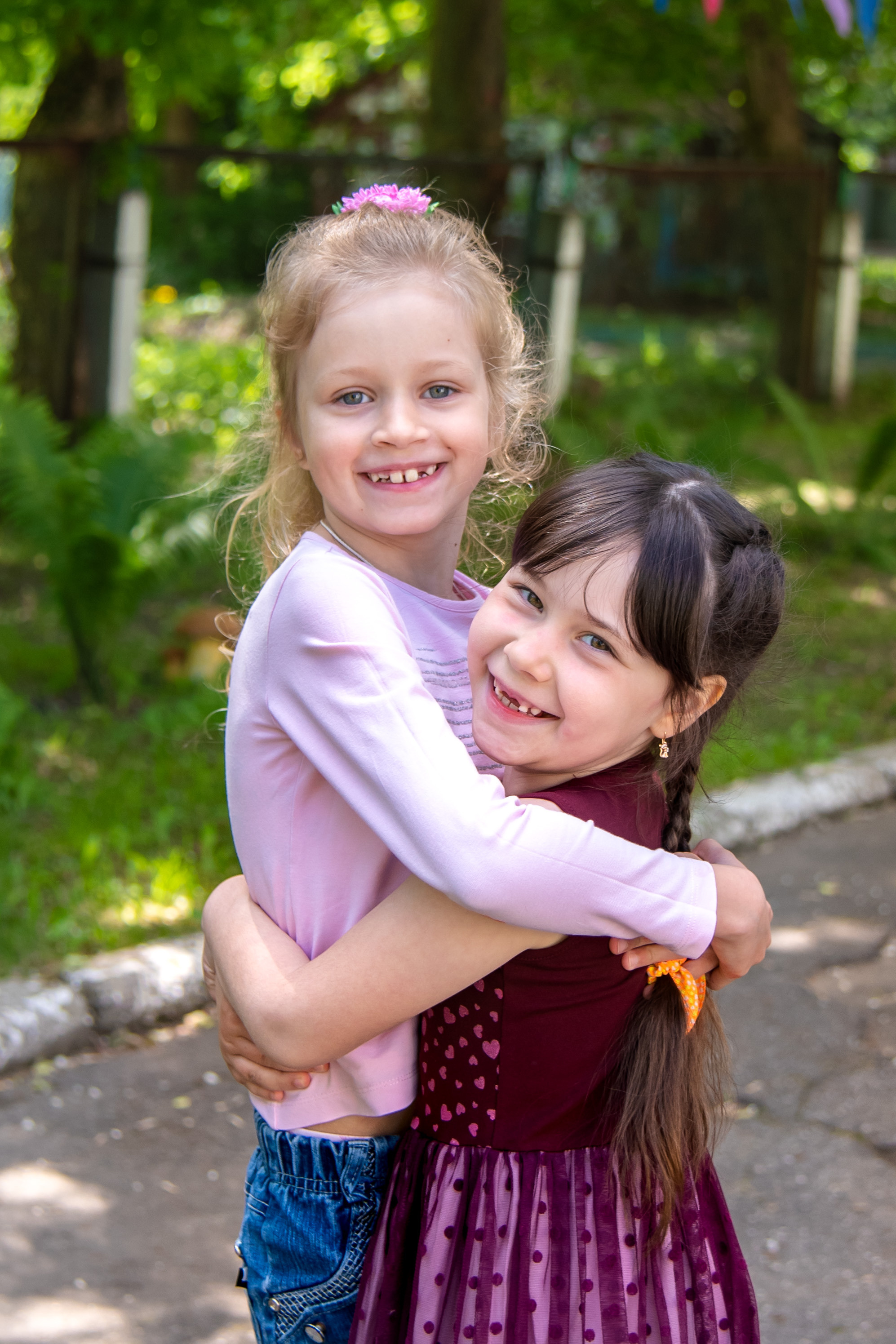 Обнимашки лучших подружек