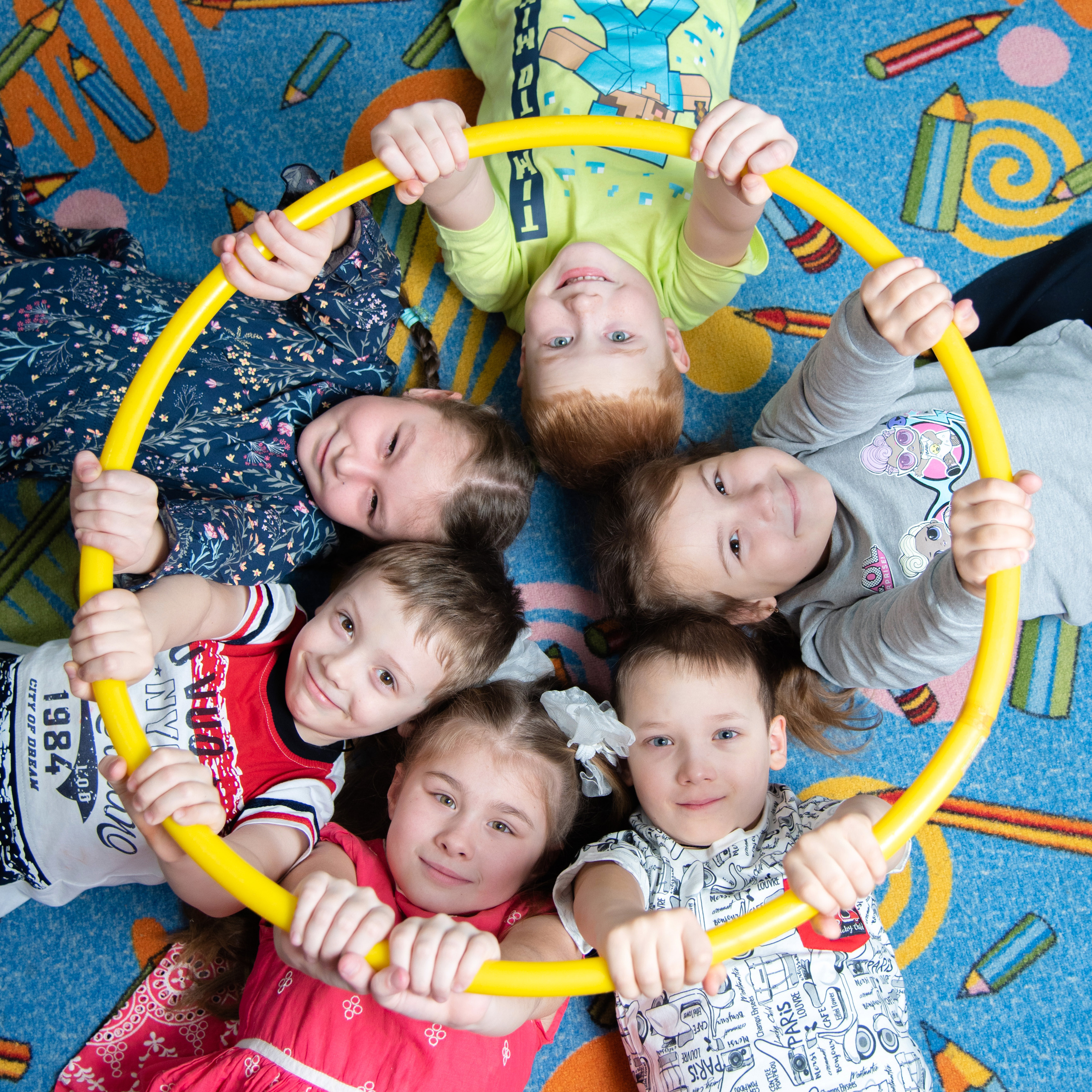 Солношко на полу. Веселая групповая фотография 