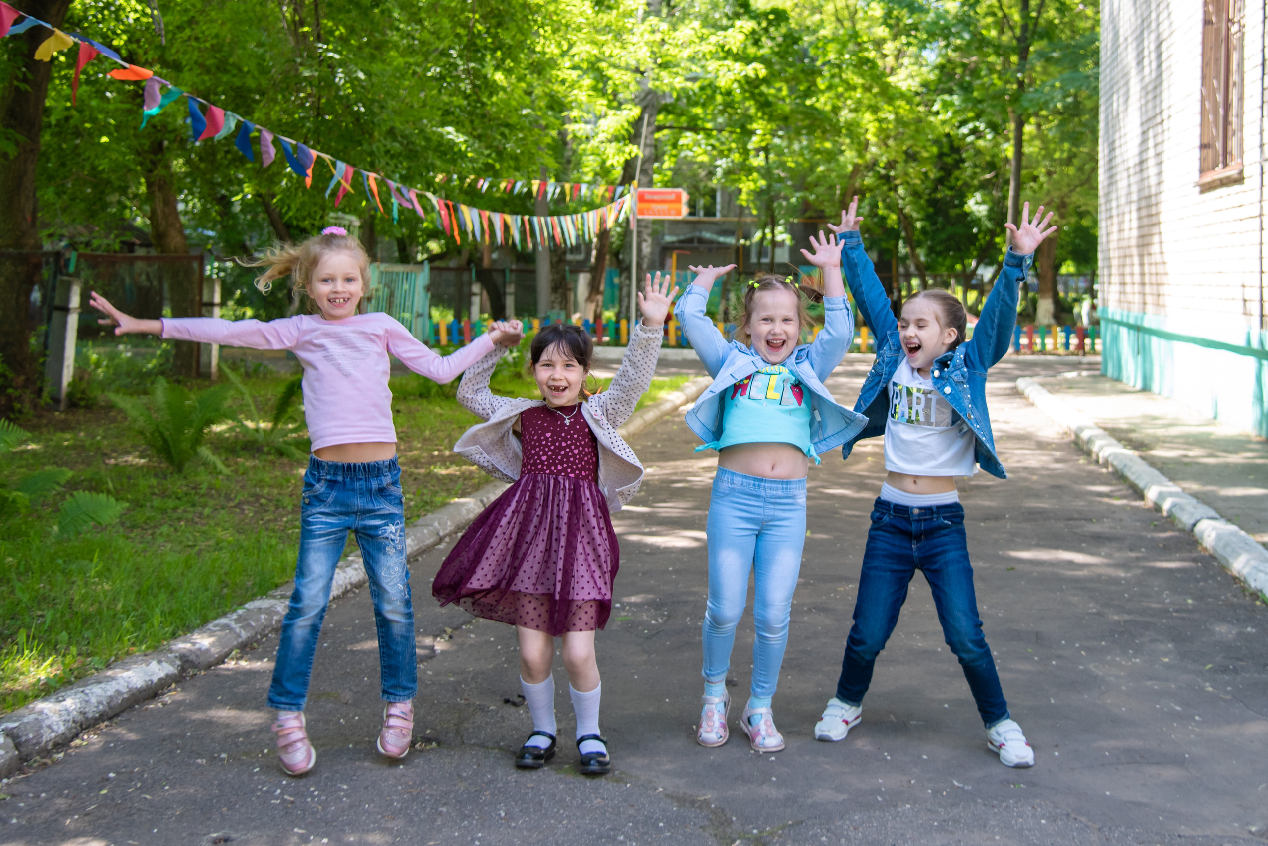 Девчонки высоко прыгают