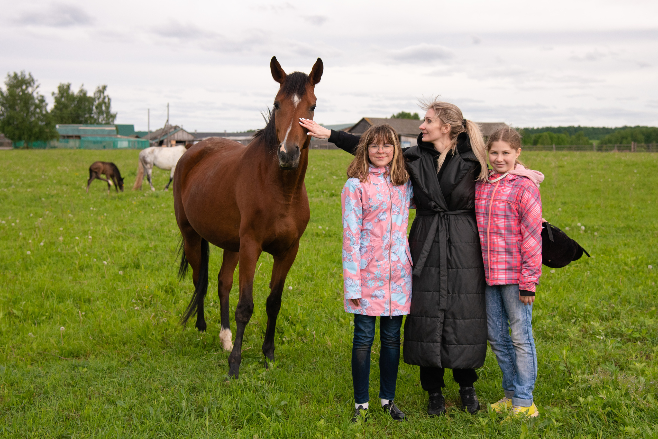 Фотосессия из конного клуба "Серая лошадь" для 6 класса 94 школы. Лапшина Юлия — школьный фотограф в Нижнем Новгороде. Выпускные альбомы