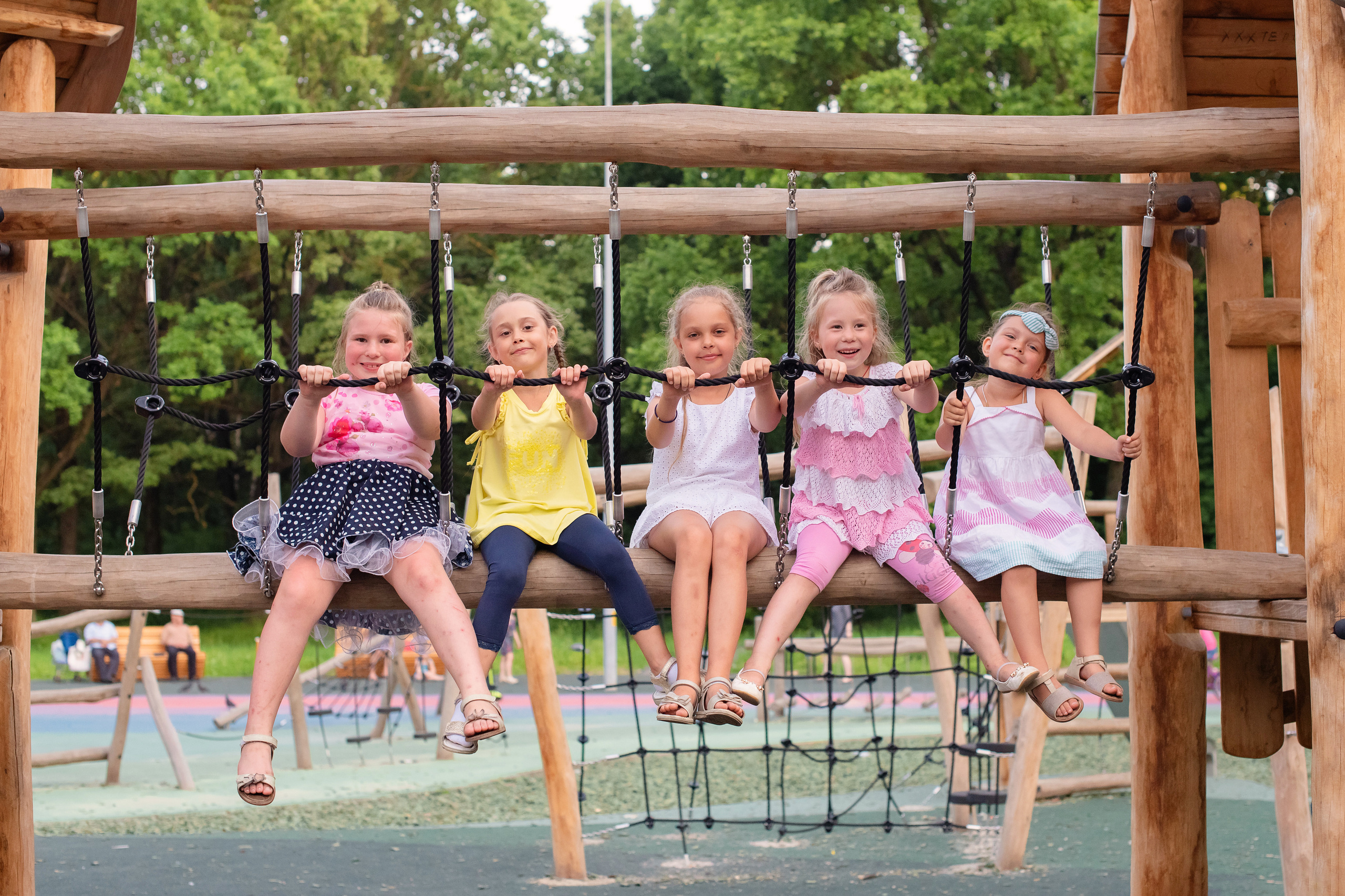 Деревянный городок в парке дубки. Детская фотосессия