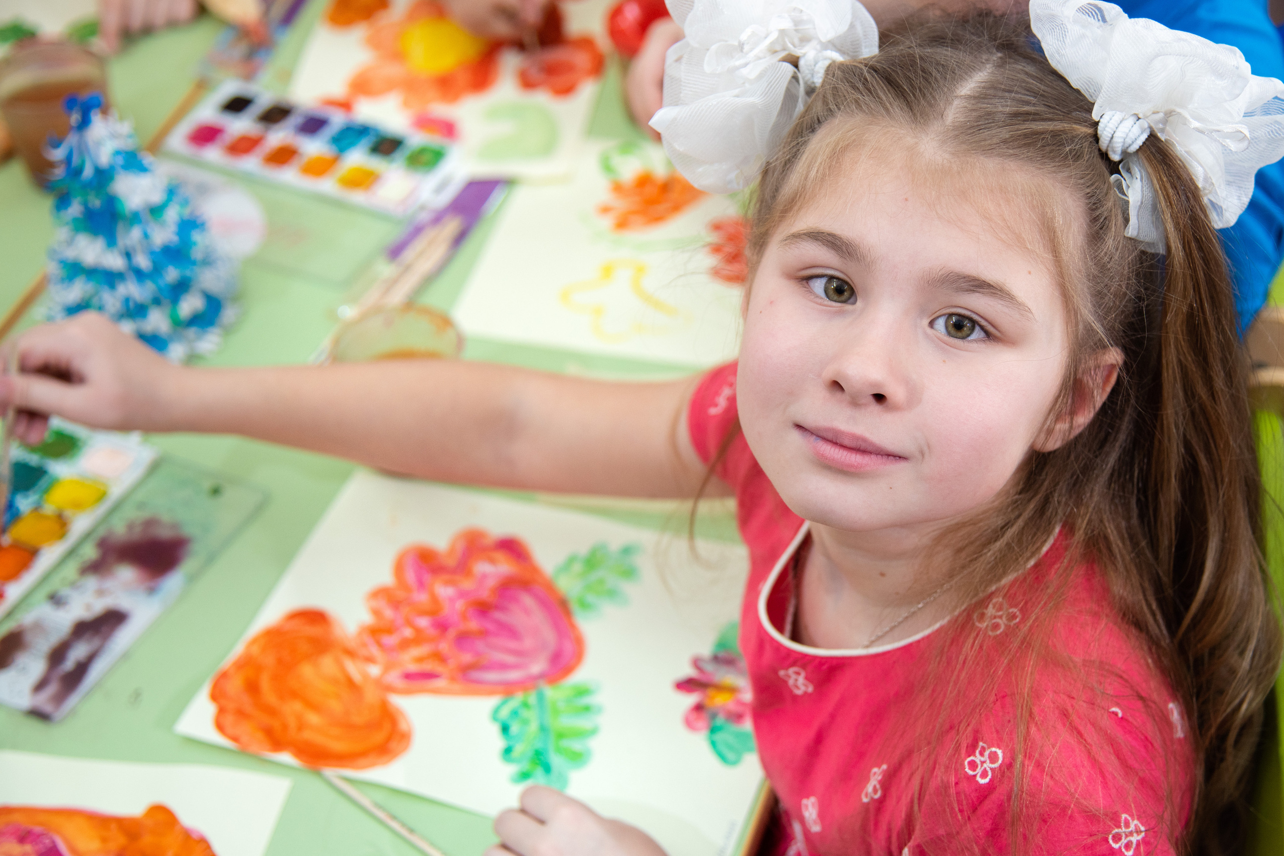 Рисование в детском саду. Девочка рисует цветы