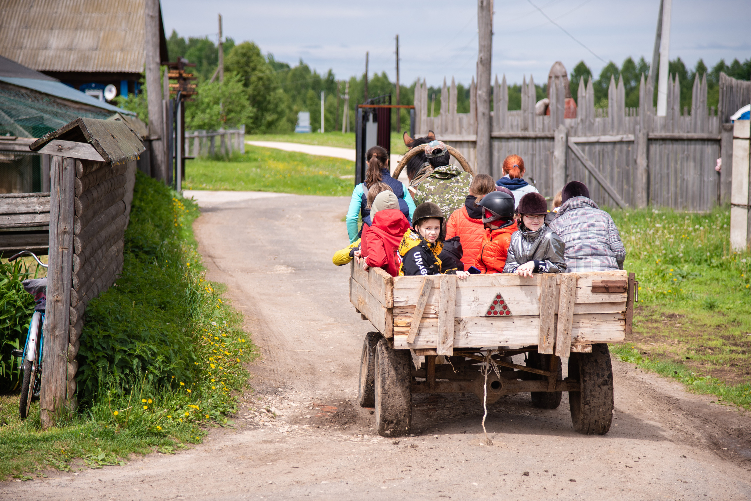 Фотосессия из конного клуба "Серая лошадь" для 6 класса 94 школы. Лапшина Юлия — школьный фотограф в Нижнем Новгороде. Выпускные альбомы