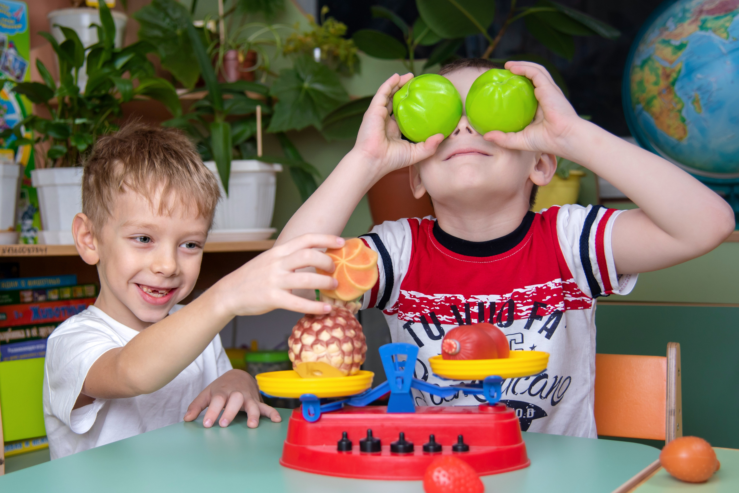 Мальчики играют с весами. Ку-ку, я спрятался!