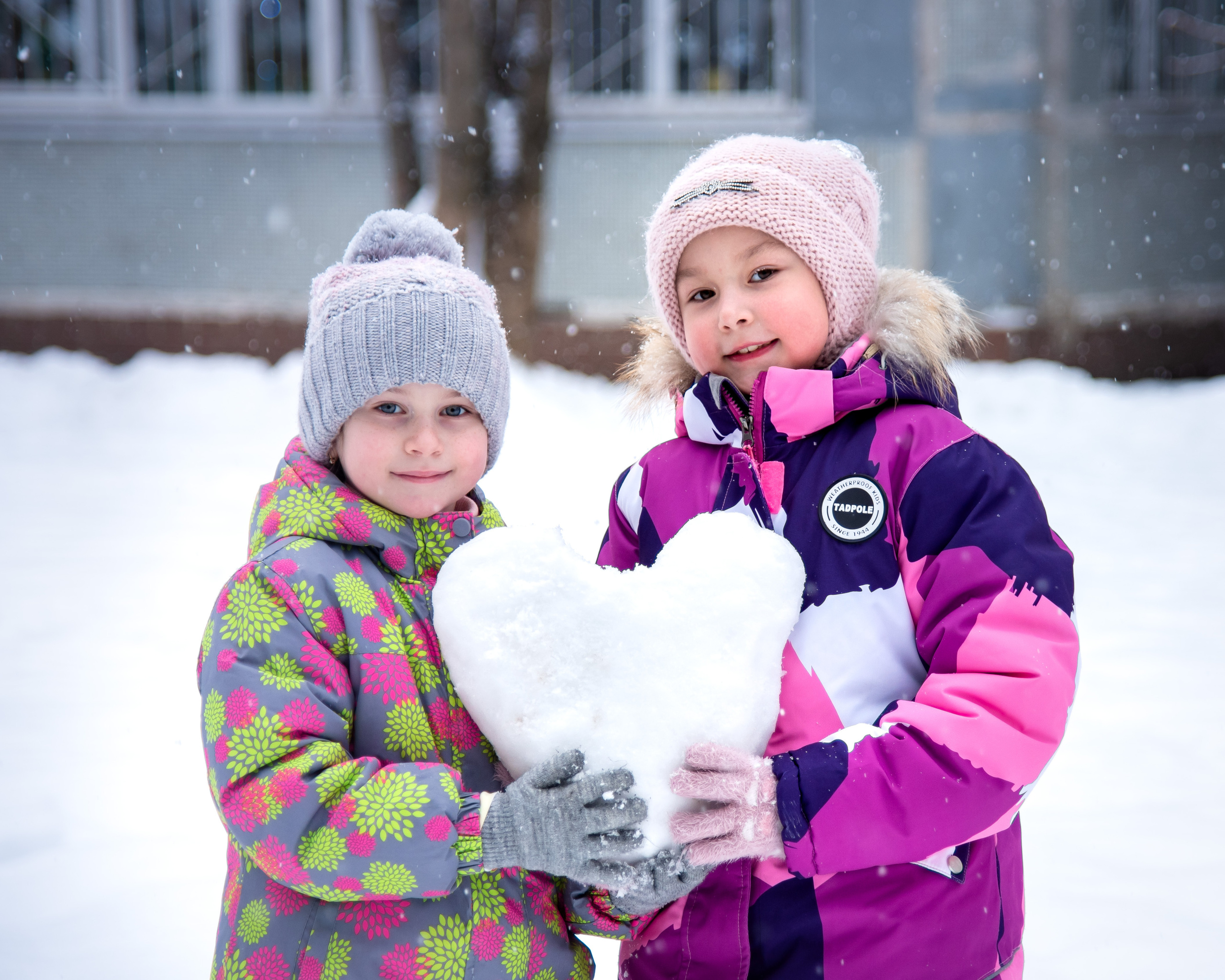 Сердце из снега. Девочки с сердцем в руках