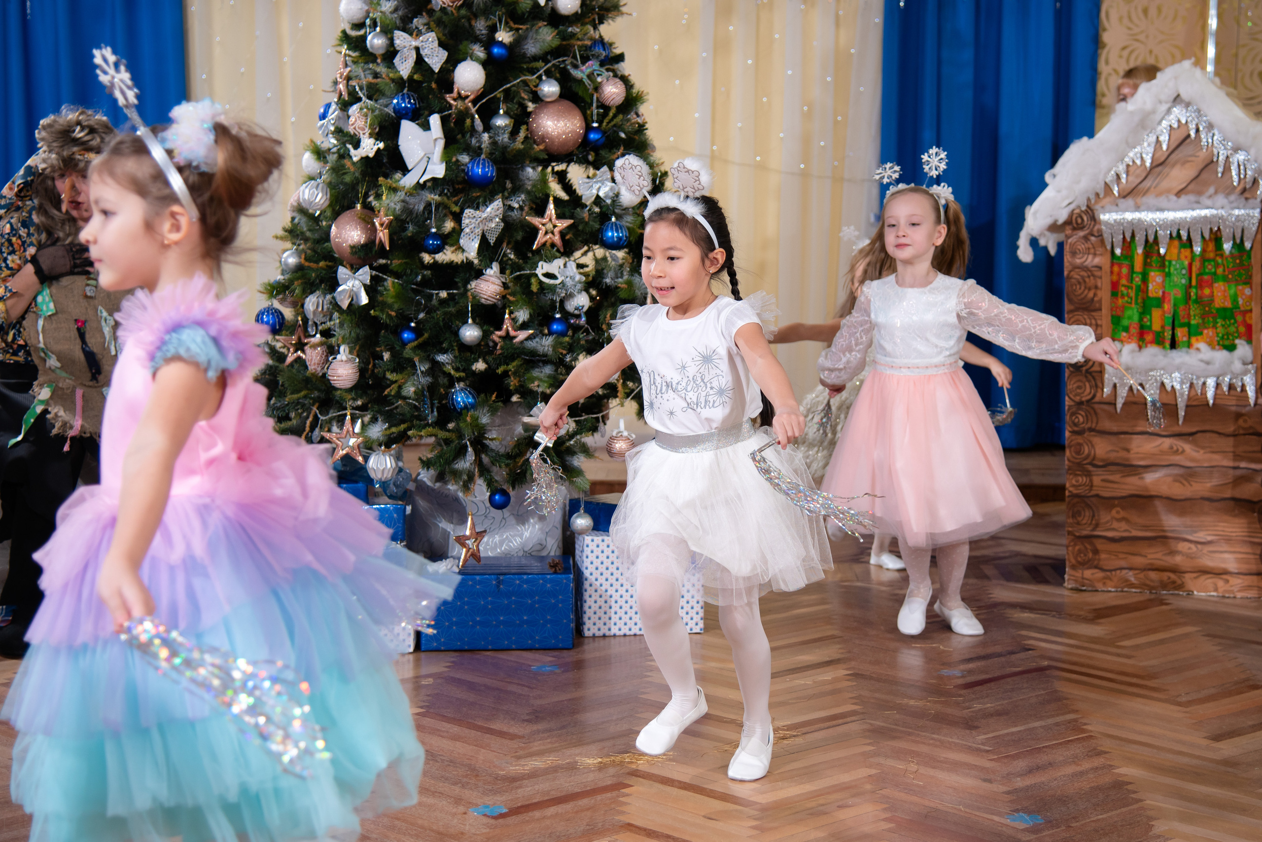 Фотографии с новогоднего утренника в детском саду "Крепыш". Лапшина Юлия — школьный фотограф в Нижнем Новгороде. Выпускные альбомы