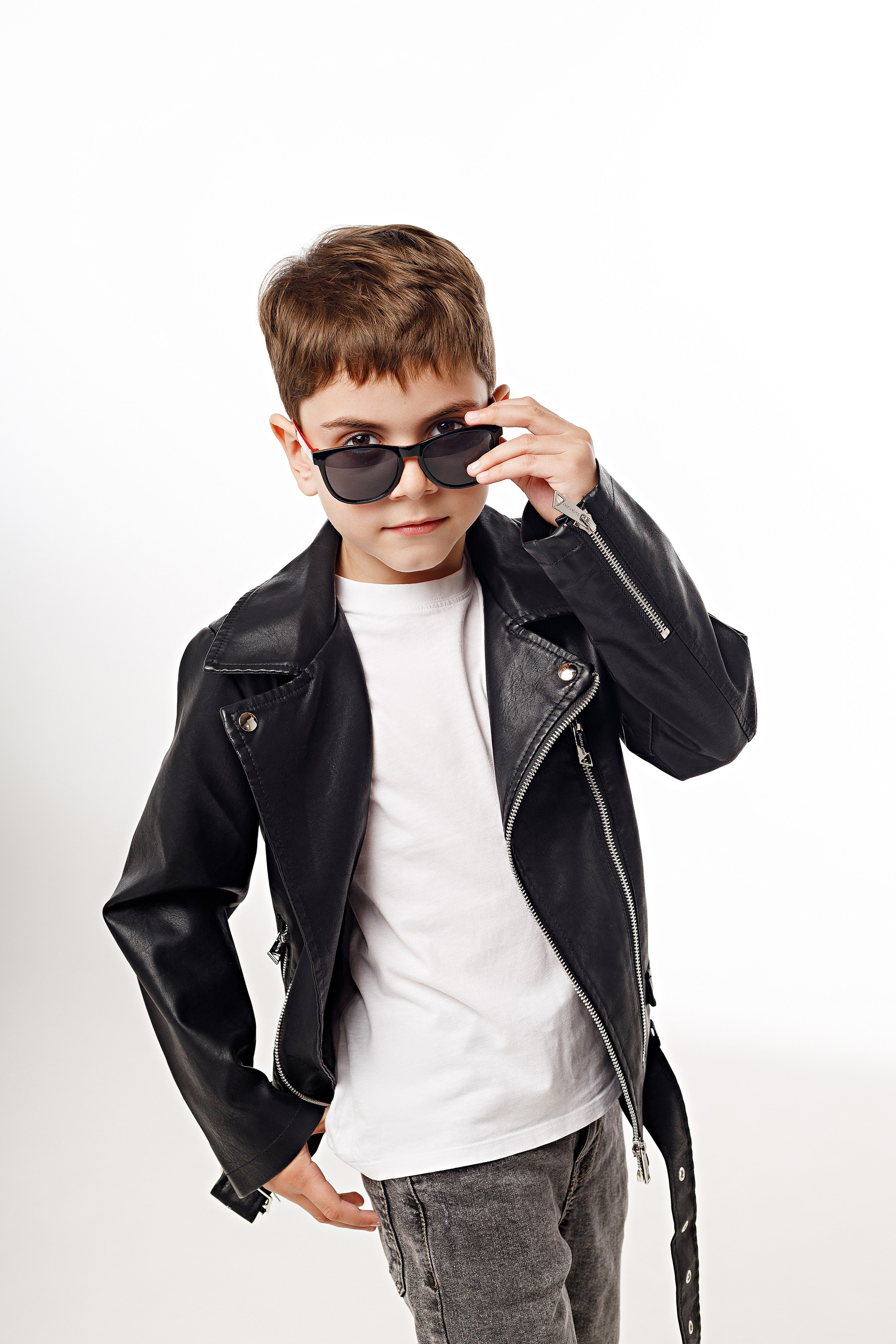 Фотосессия братьев в Сочи от детского фотографа. Детский студийный фотограф Сочи