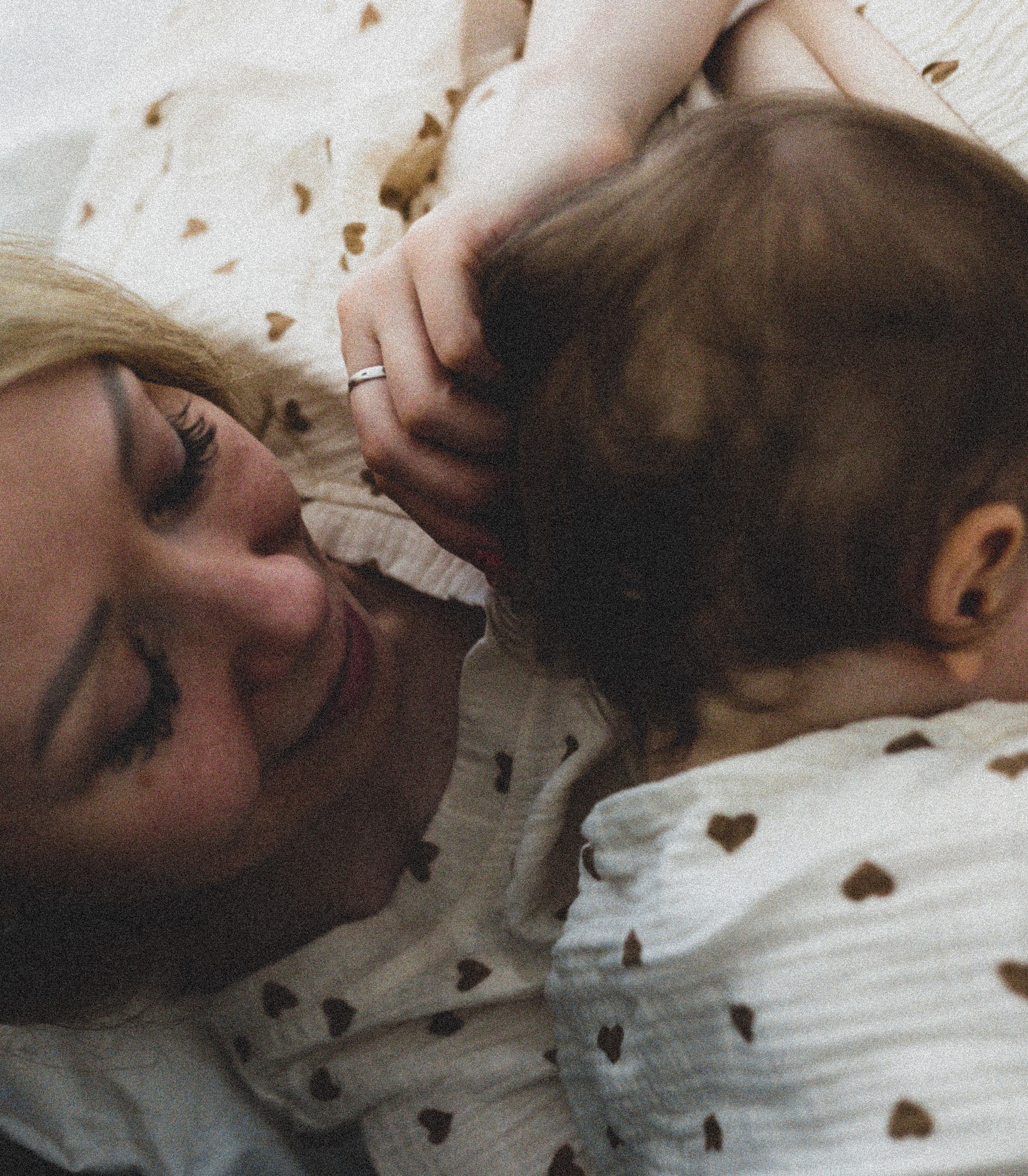 Мама и малыш lifestyle. Фотограф беременных и новорождённых в Краснодаре