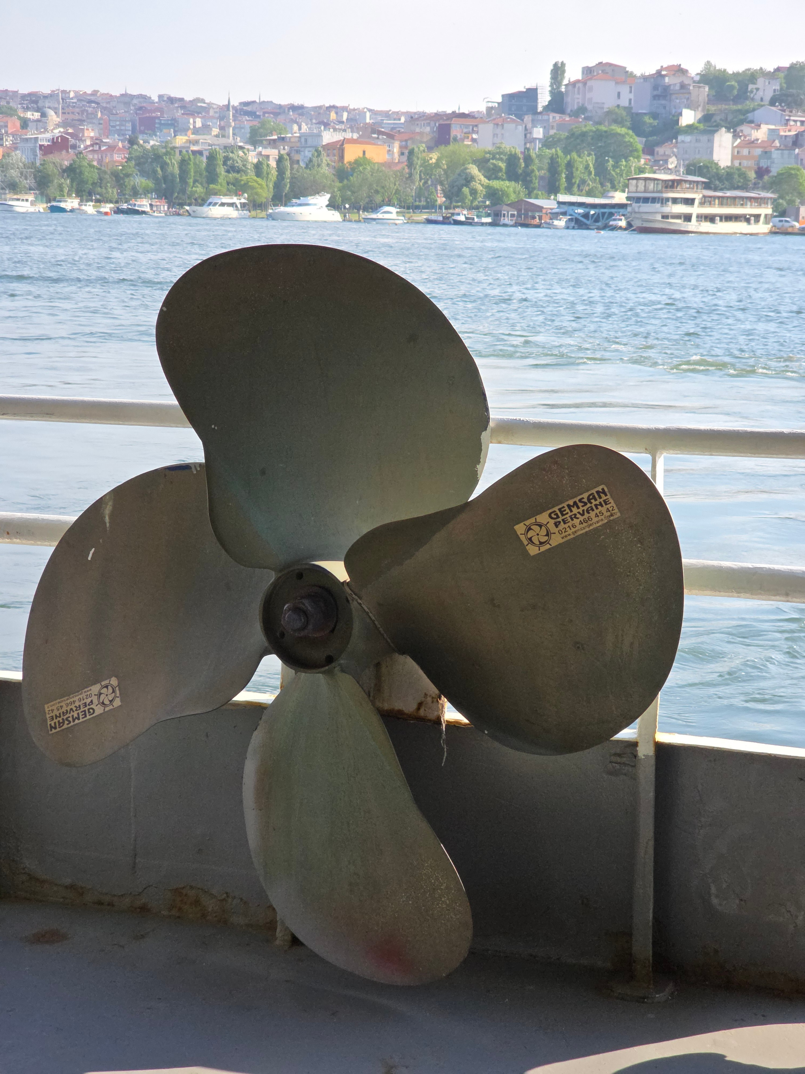 Нагулявшись, решили путь дальше продолжить на водном транспорте. Кто запасные колеса возит, кто - винты