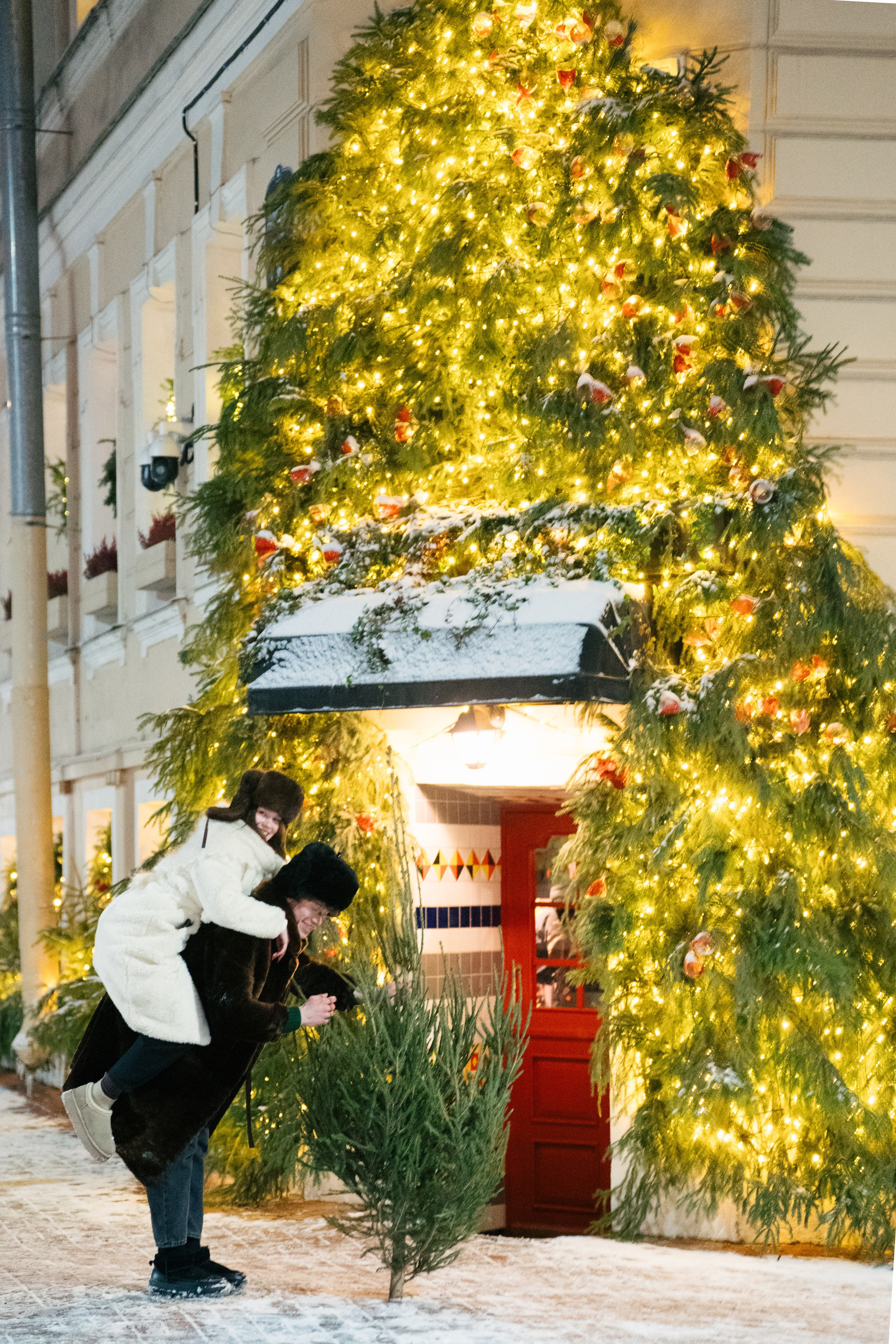 НОВОГОДНЯЯ ПРОГУЛКА ПАРЫ ПО ЧЕРНЫШЕВСКОЙ ПЕРЕД НОВЫМ ГОДОМ. Профессиональный фотограф, Санкт-Петербург — Виктория Богомолова