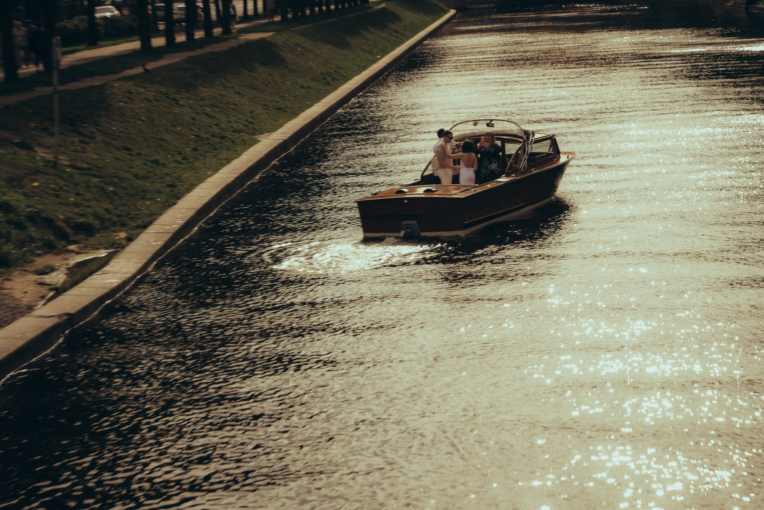 СВАДЕНБНАЯ СЬЕМКА НА КАТЕРЕ ПО КАНАЛАМ САНКТ-ПЕТЕРБУРГА И В АКВАТОРИИ НЕВЫ. Профессиональный фотограф, Санкт-Петербург — Виктория Богомолова