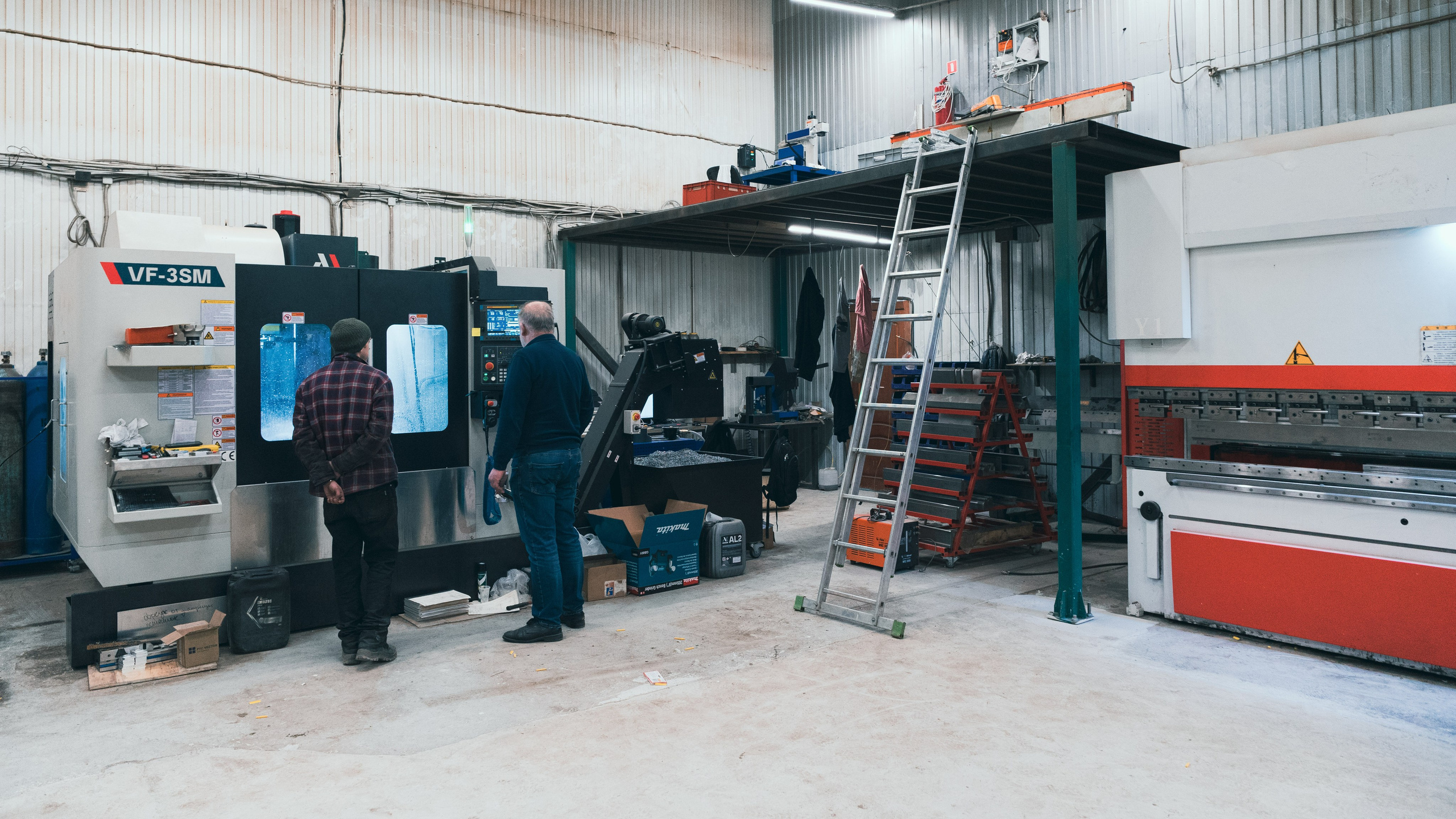 Рабочие цеха компании ПВК. Коммерческий Фотограф Виктор Фоменых