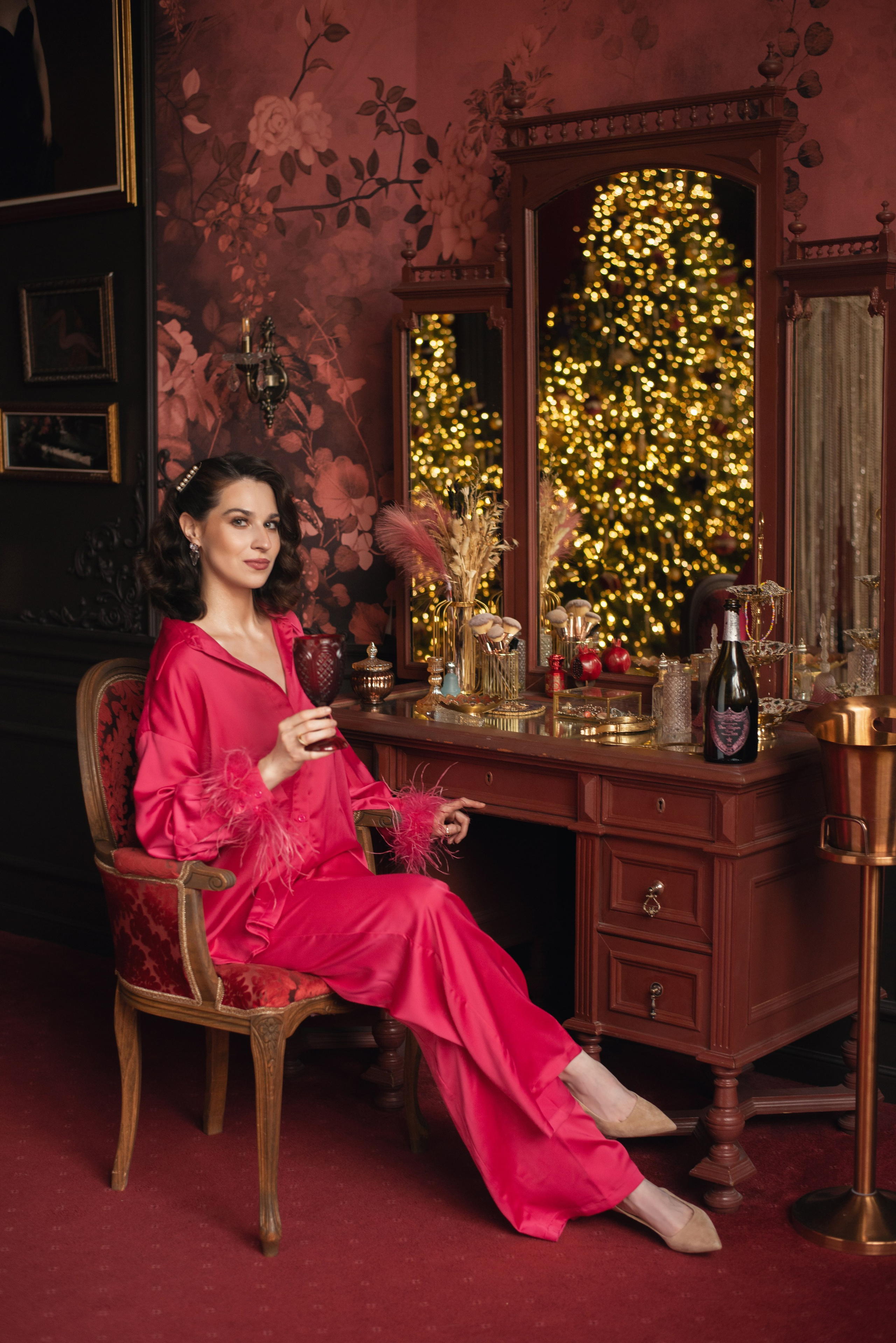 Будуарная ретро фотосессия девушки в розовой шелковой пижаме с перьями