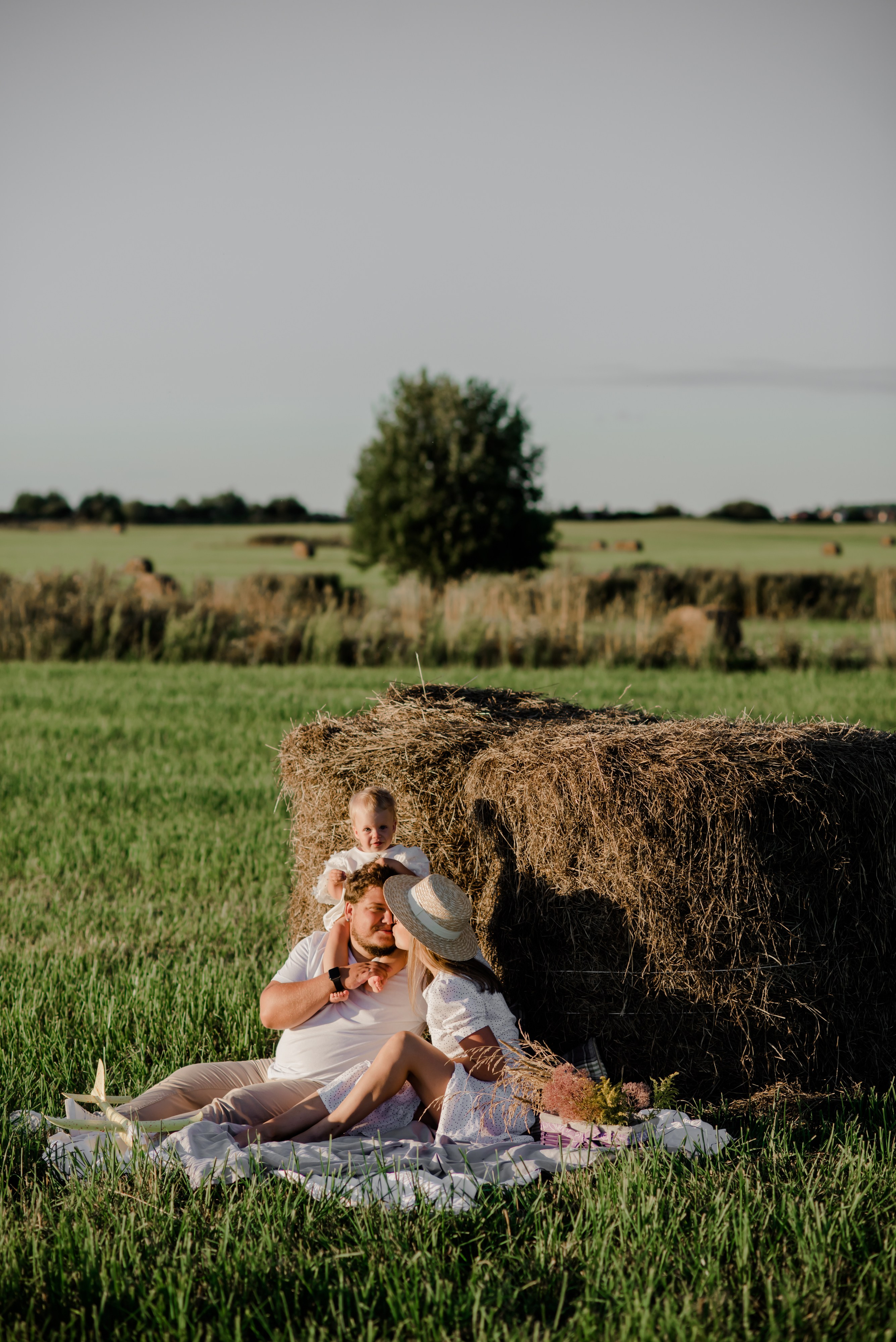 Семья в поле. Свадебный и семейный фотограф Евгения Кононова