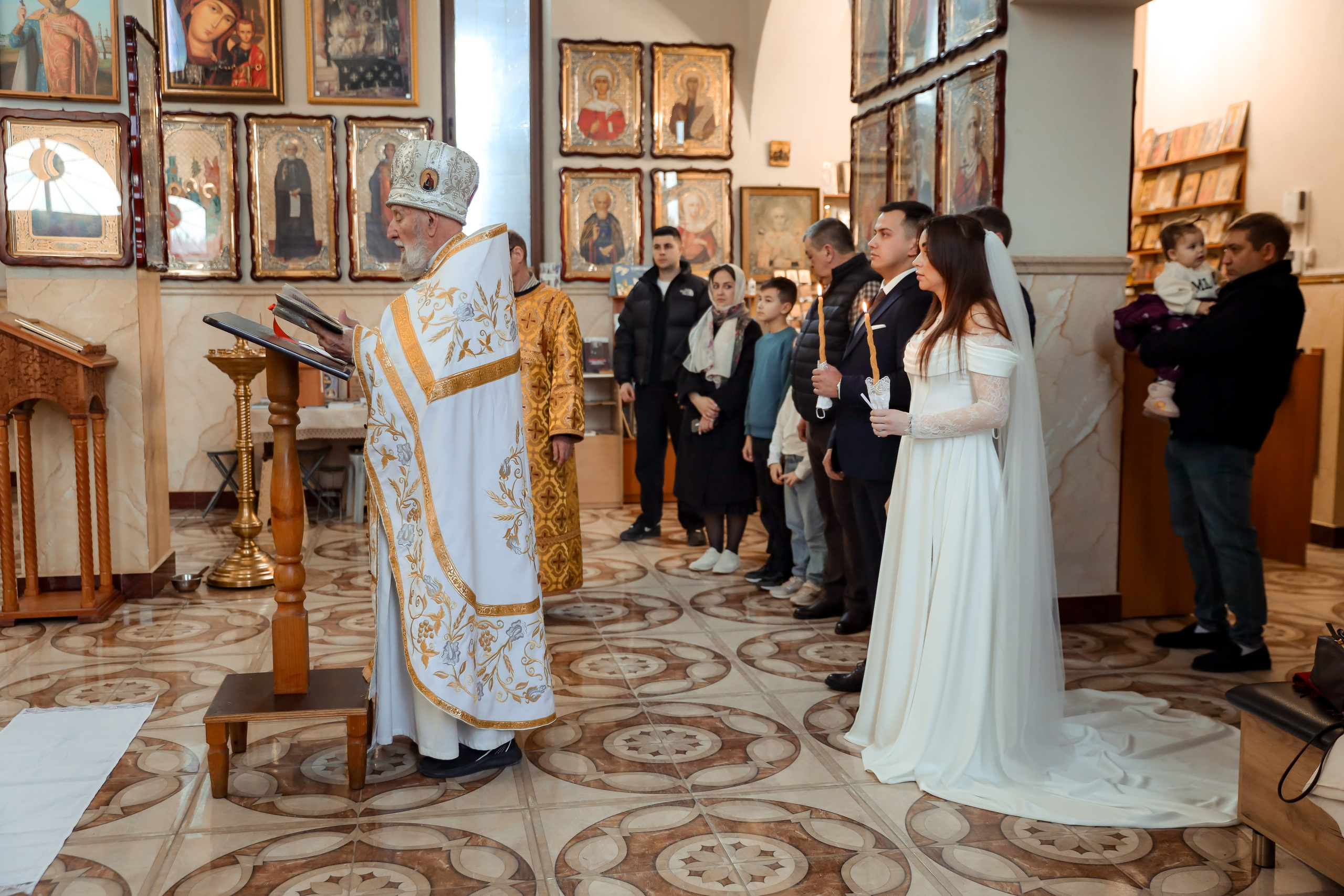 Венчание в церкви в Алуште. Свадебный фотограф в Крыму