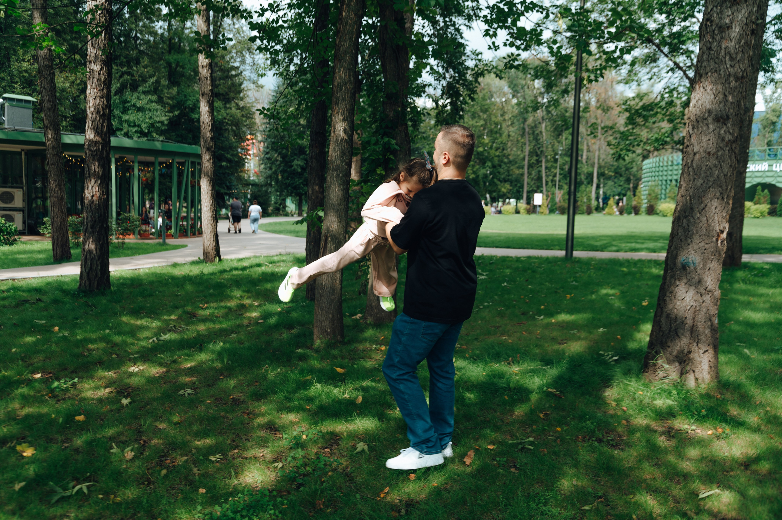Трое в парке и меховой шар. Детский и семейный фотограф Катерина Мишина