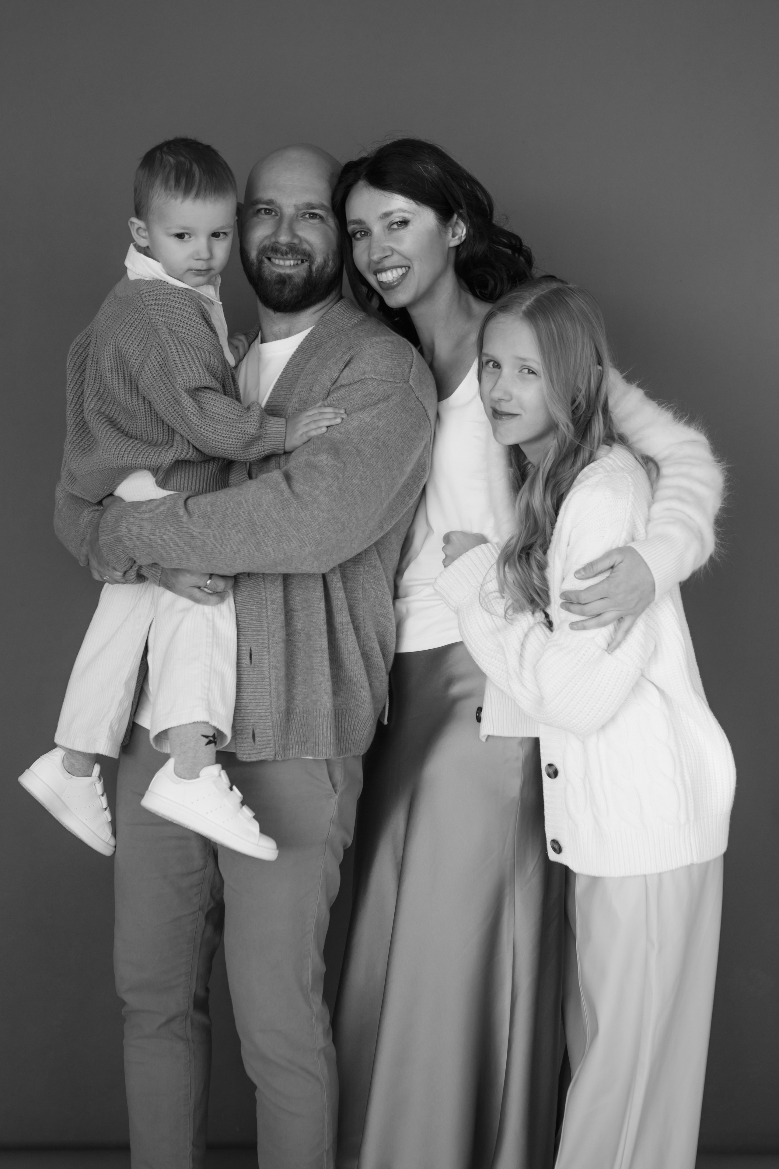 Семейная фотосессия в минималистичном стиле. Фотограф Александра Рышкова