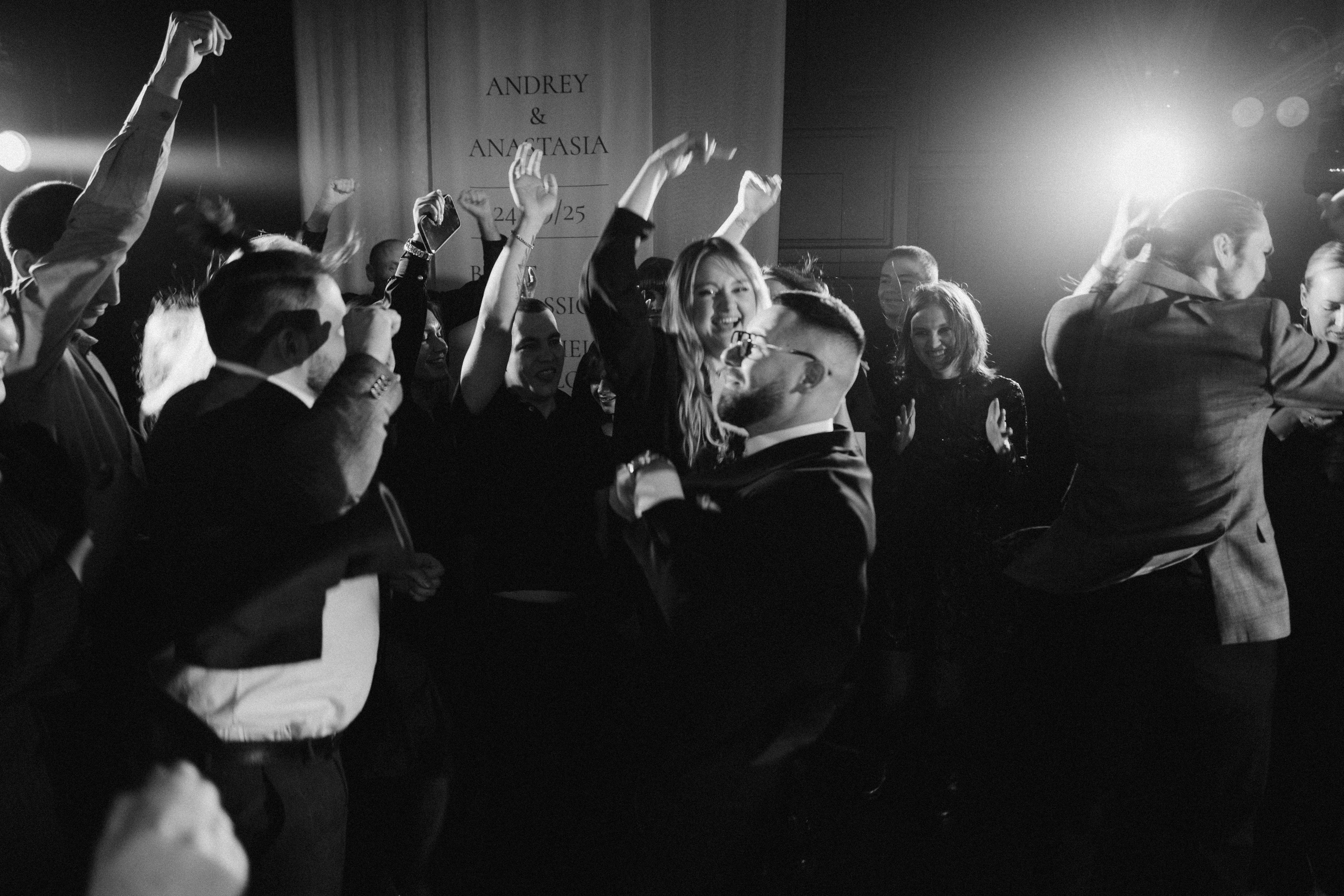 Свадьба в Питере. HELD BY LOVE. Фотограф в Астрахани Радмир Баймухамедов