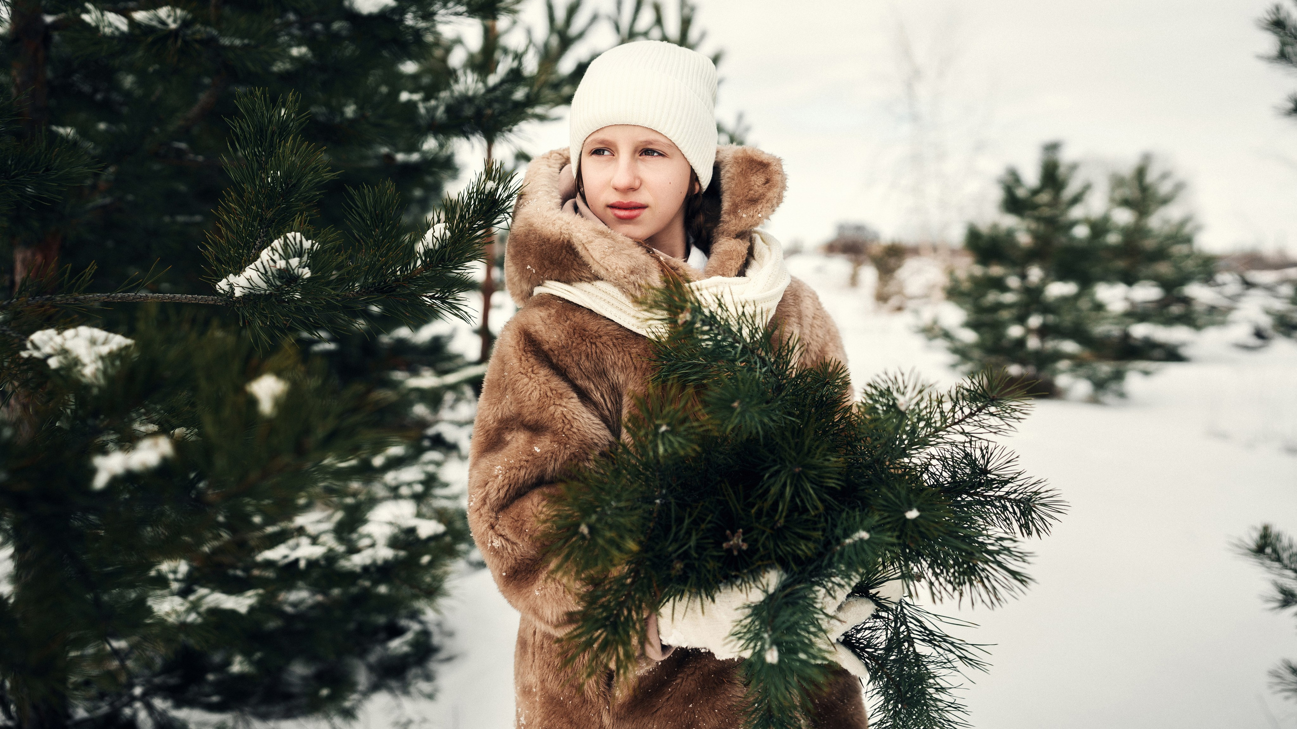 Портрет девушки у зимнего пейзажа в Воронеже.