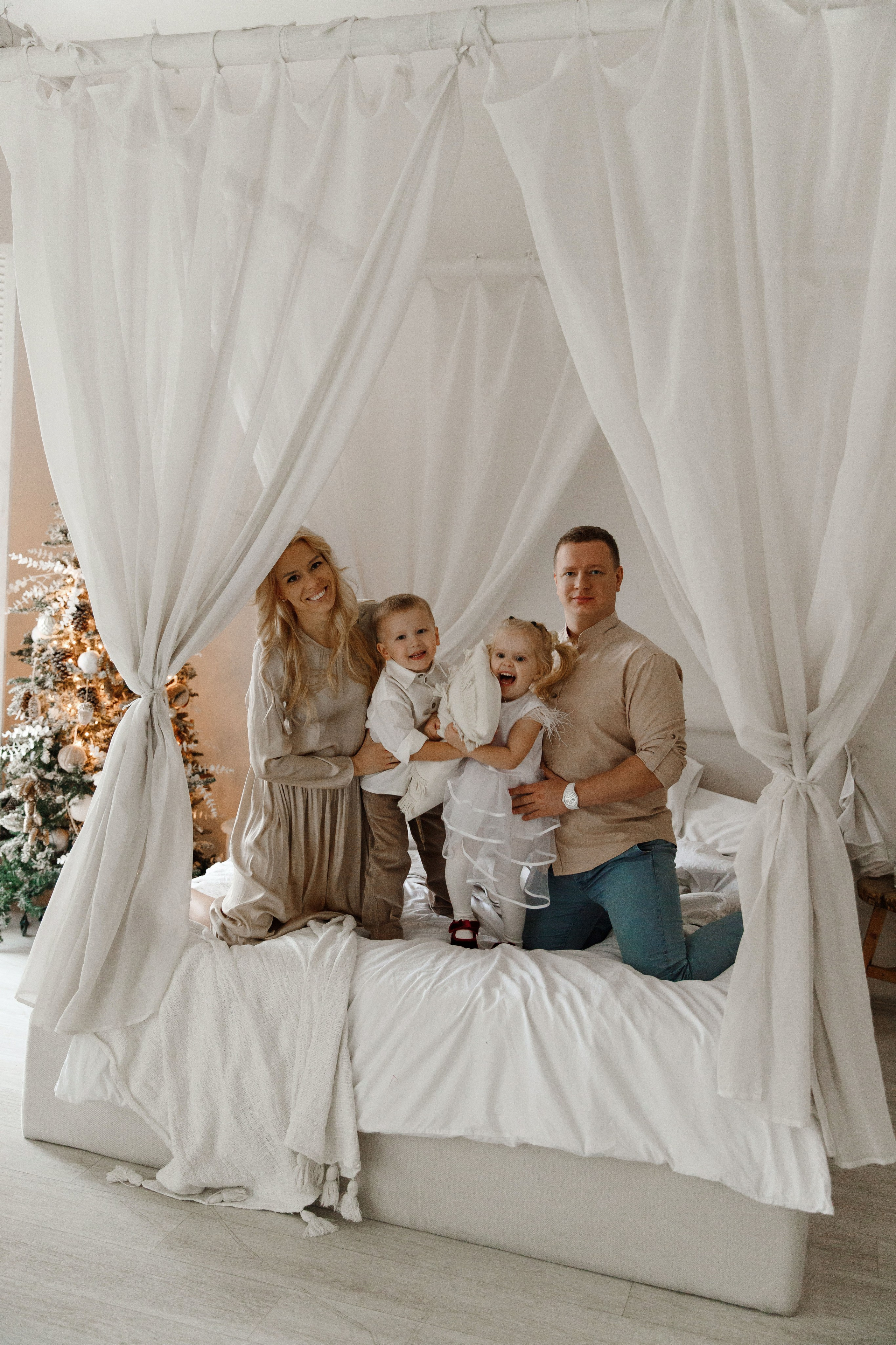 Семейная новогодняя фотосессия в студи Мимика. Фотограф Александра Сыщенко