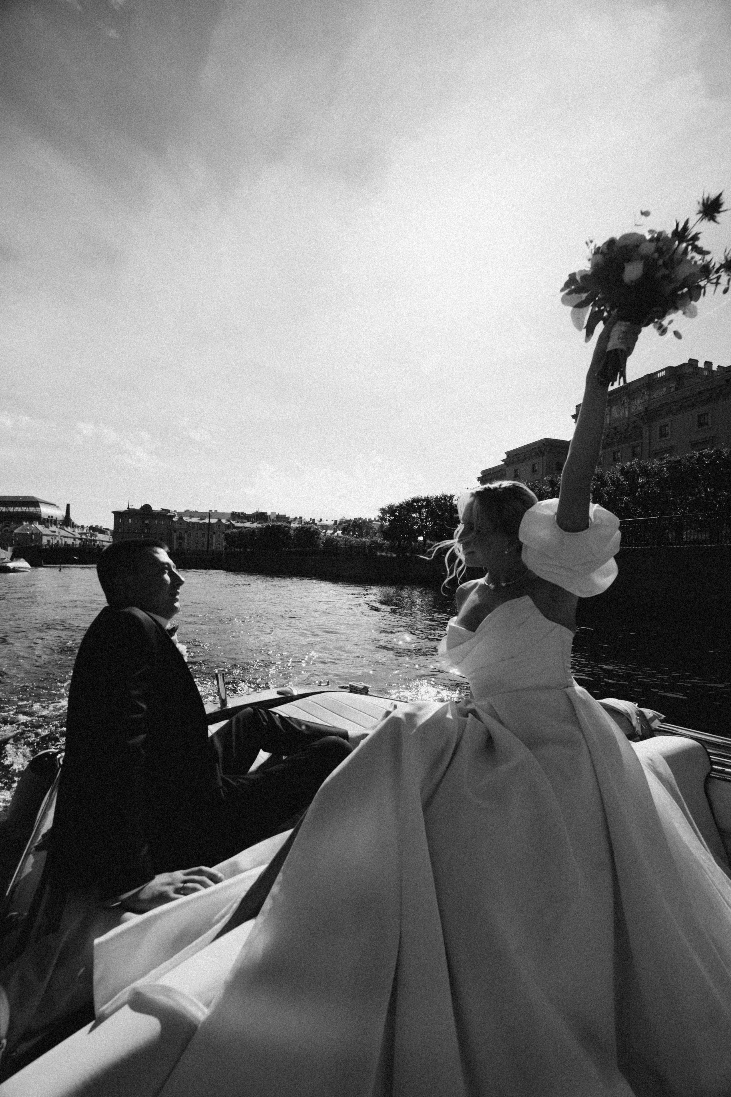 СВАДЕНБНАЯ СЬЕМКА НА КАТЕРЕ ПО КАНАЛАМ САНКТ-ПЕТЕРБУРГА И В АКВАТОРИИ НЕВЫ. Профессиональный фотограф, Санкт-Петербург — Виктория Богомолова