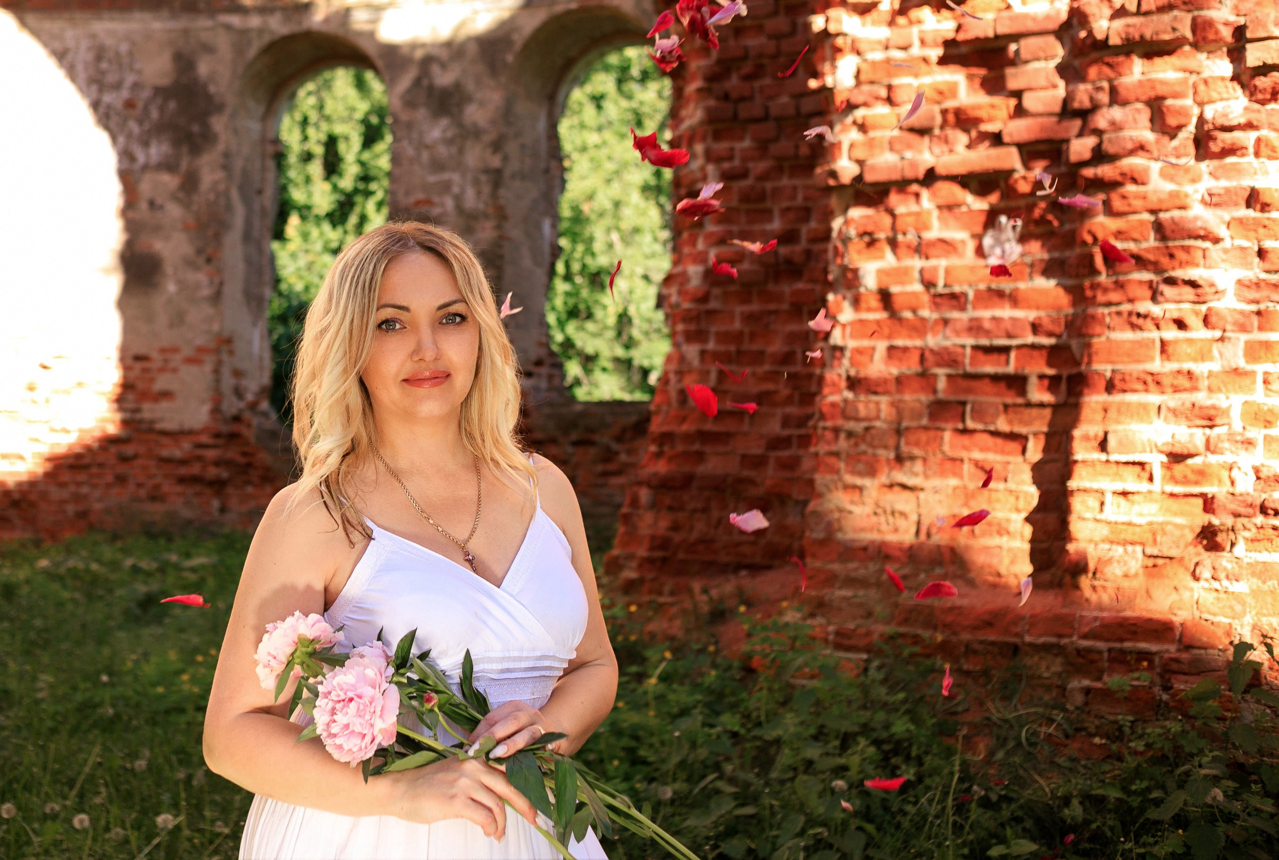 Женская фотосессия в белом платье в развалинах