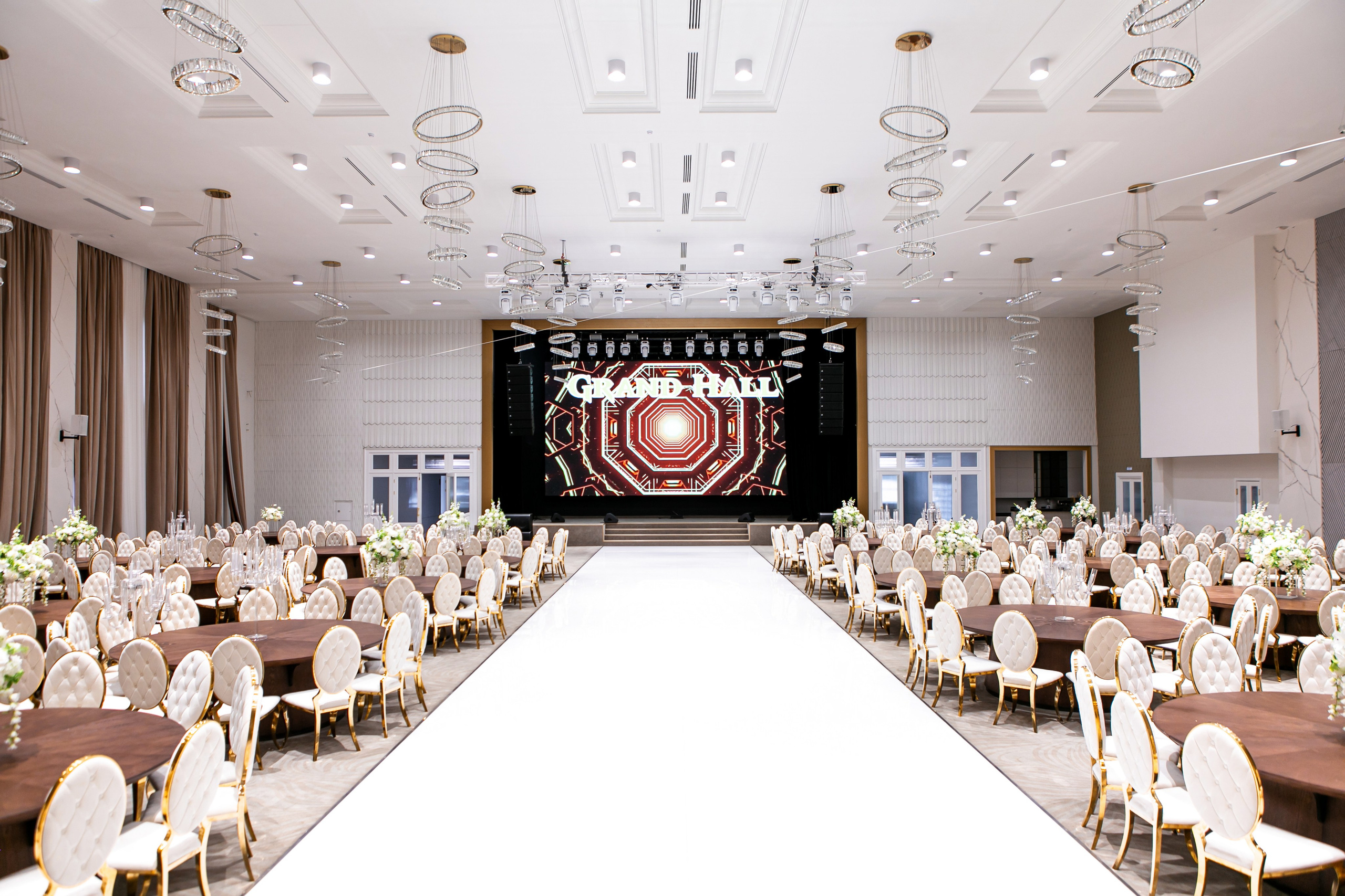 Банкетный зал Grand Holl. Контент фотограф, съемка для маркетплейсов, фуд съемка и репортажи в Новосибирске Ралия Галеева