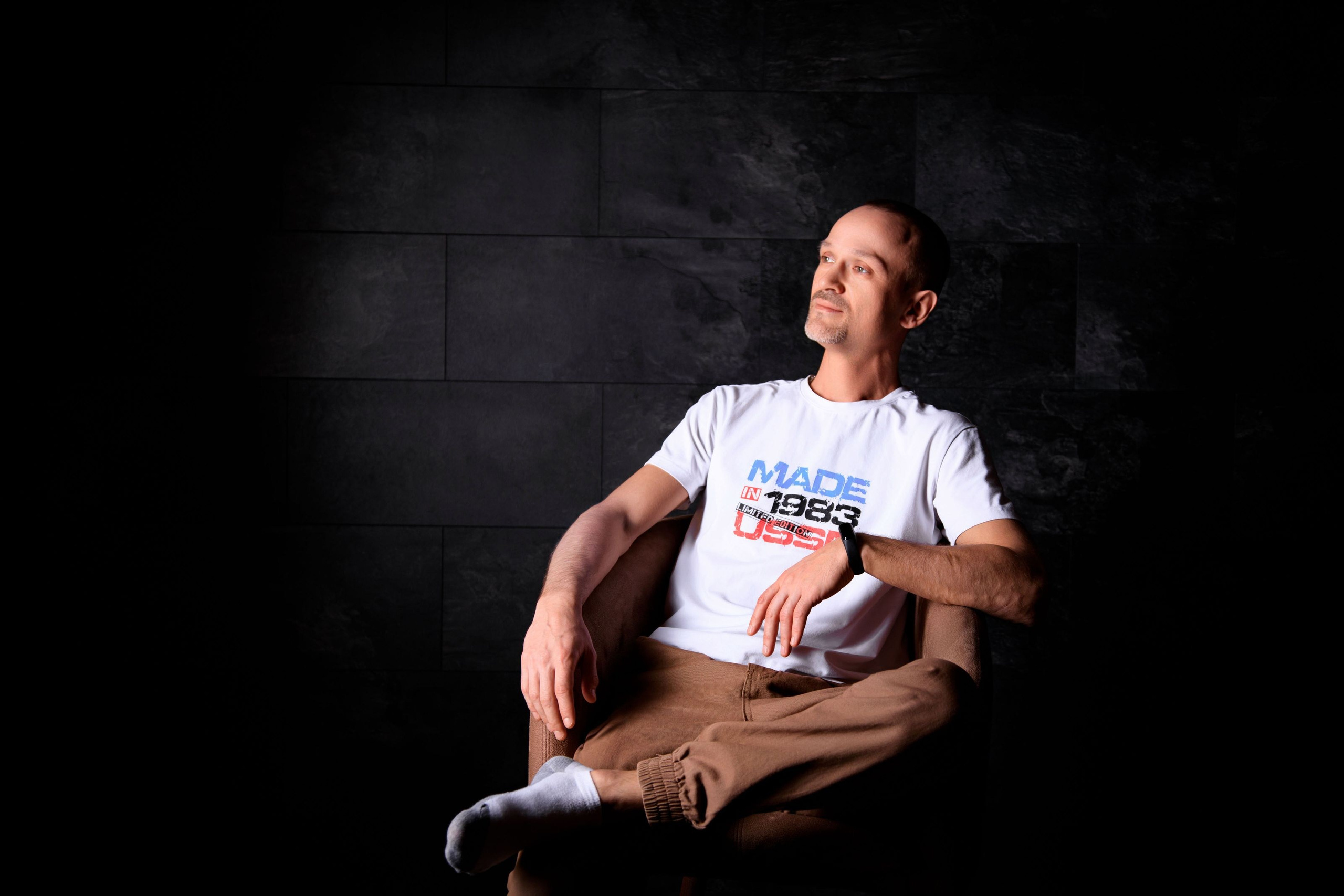 Профессиональная мужская фотосессия в Fotogen: Ваша история в кадре. Интерьерная фотостудия FOTOGEN г. Краснодар