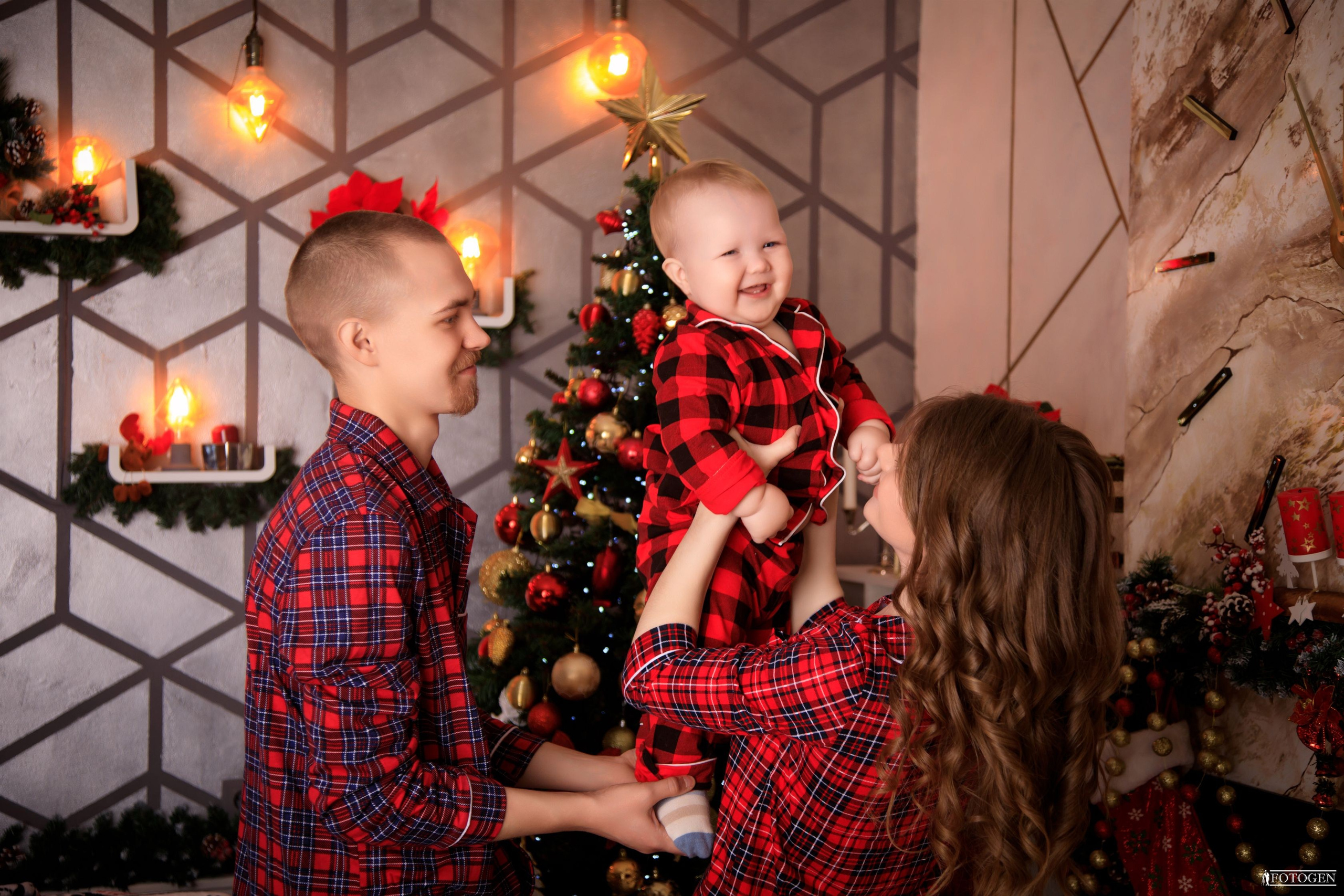 Семейная фотосессия: мама, папа и малыш | Портфолио Fotogen. Интерьерная фотостудия FOTOGEN г. Краснодар