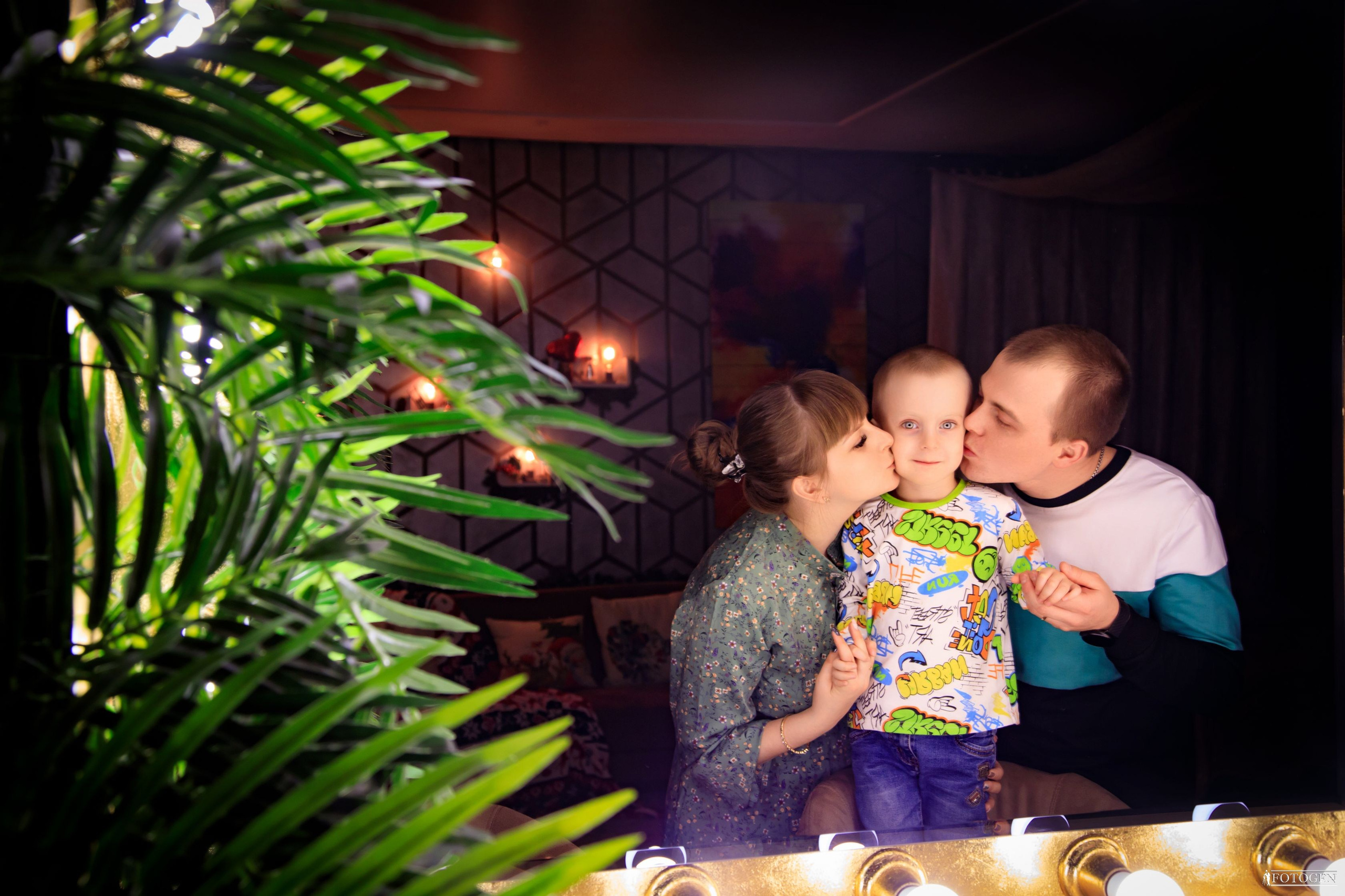 Семейная фотосессия: мама, папа и малыш | Портфолио Fotogen. Интерьерная фотостудия FOTOGEN г. Краснодар