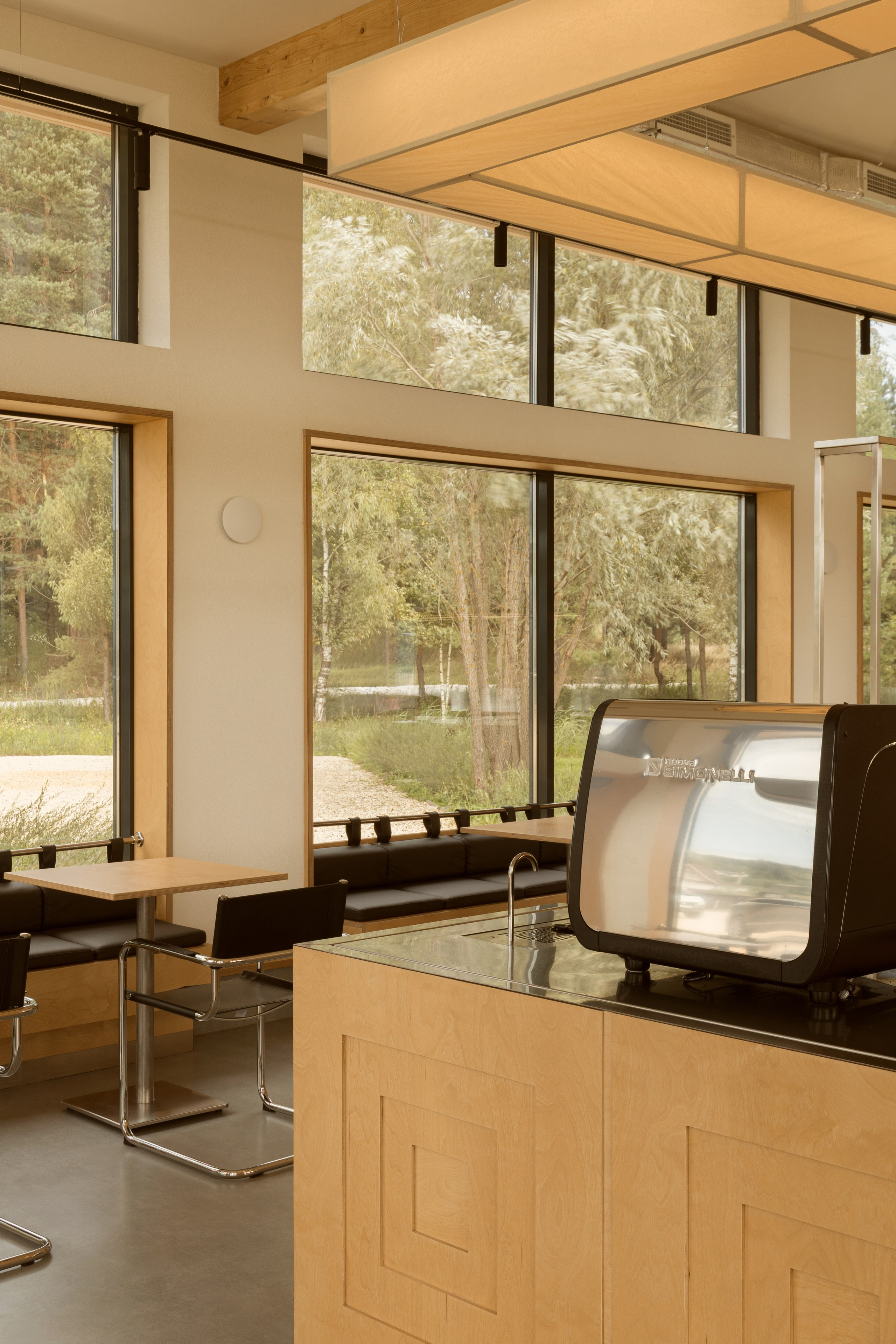 Модернистское кафе-пиццерия на природе: проект FruitDesign с акцентом на созерцание. Интерьерный фотограф в Нижнем Новгороде и Москве Владимир Гудков