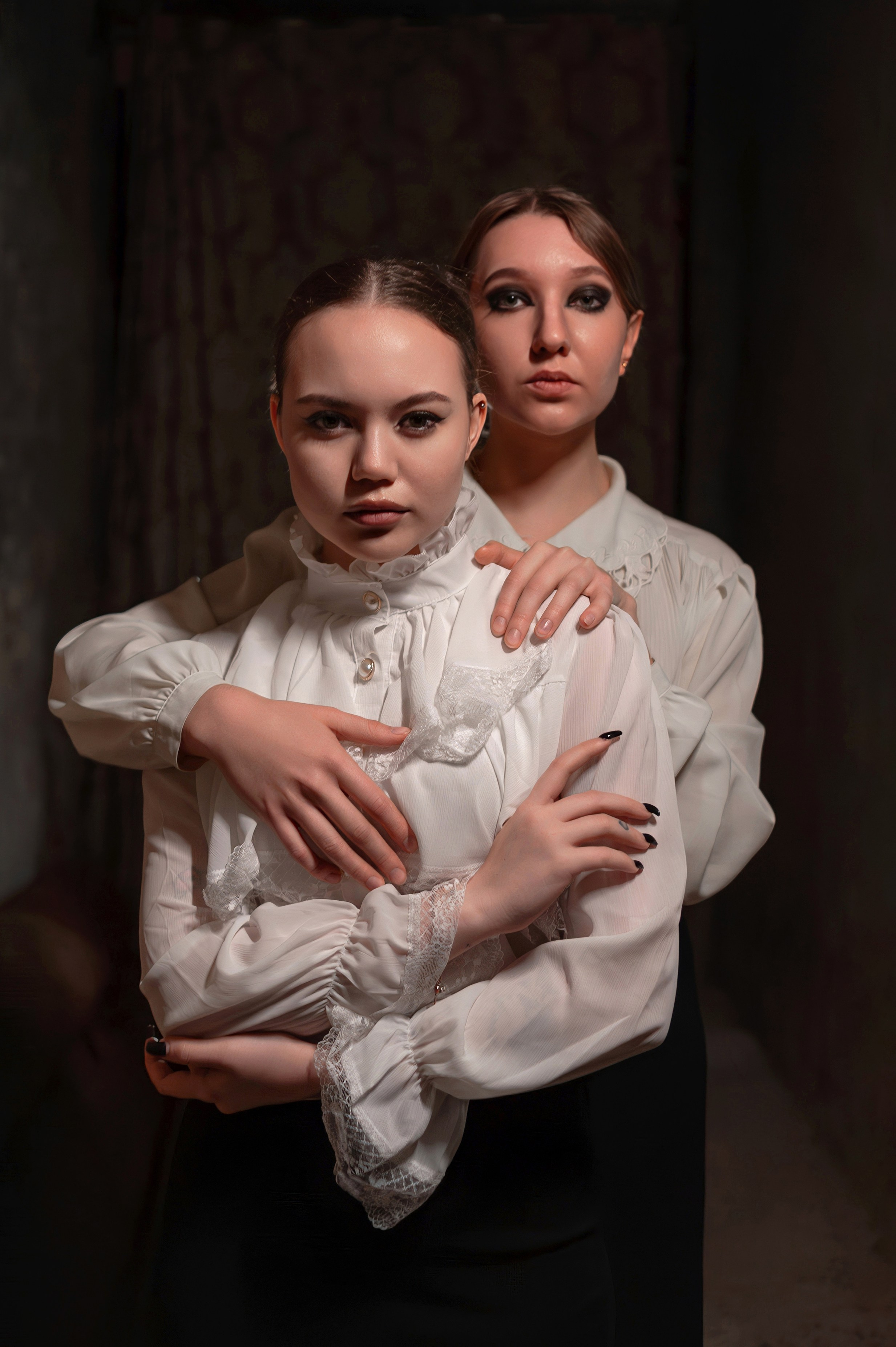 Фабрика Алафузова. Алина и Ксения. Портретный креативный творческий фотограф в Казани Михаил Бушенев